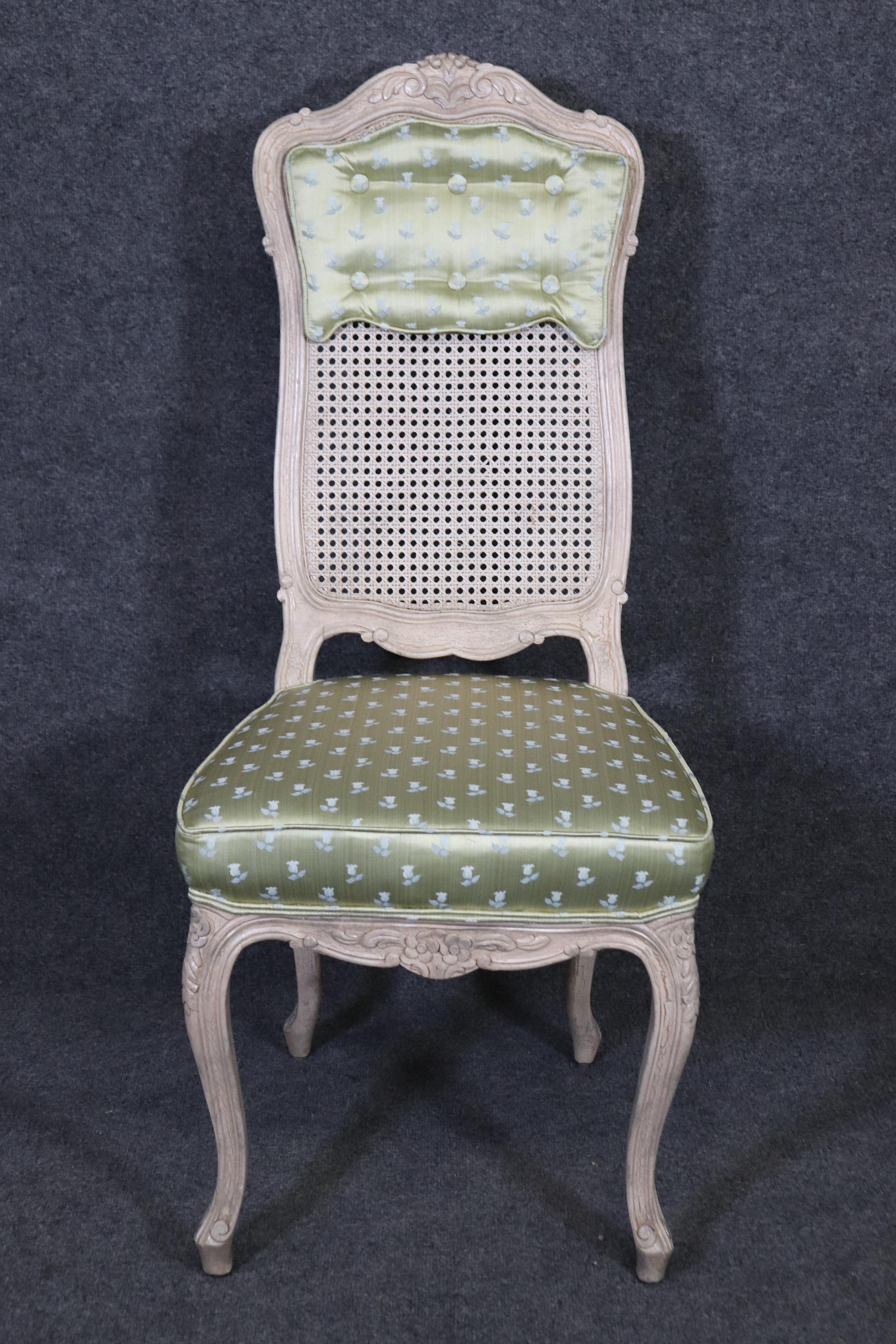 Ensemble de 8 chaises de salle à manger à haut dossier Louis XV en rotin peint et tapissé vert en vente 12
