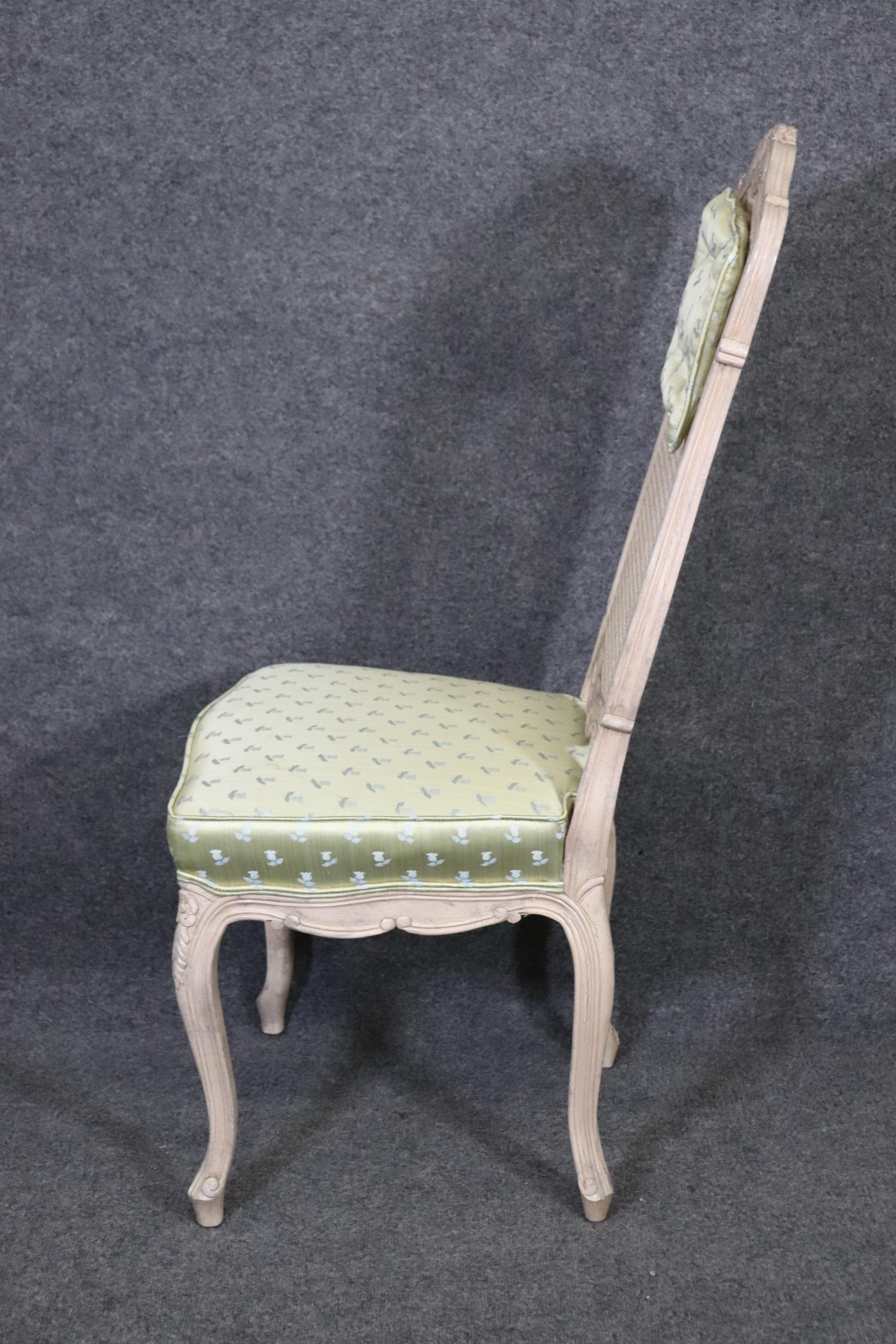 8 lackierte, grüne, gepolsterte, französische Louis-XV-Esszimmerstühle mit hoher Rückenlehne im Angebot 12