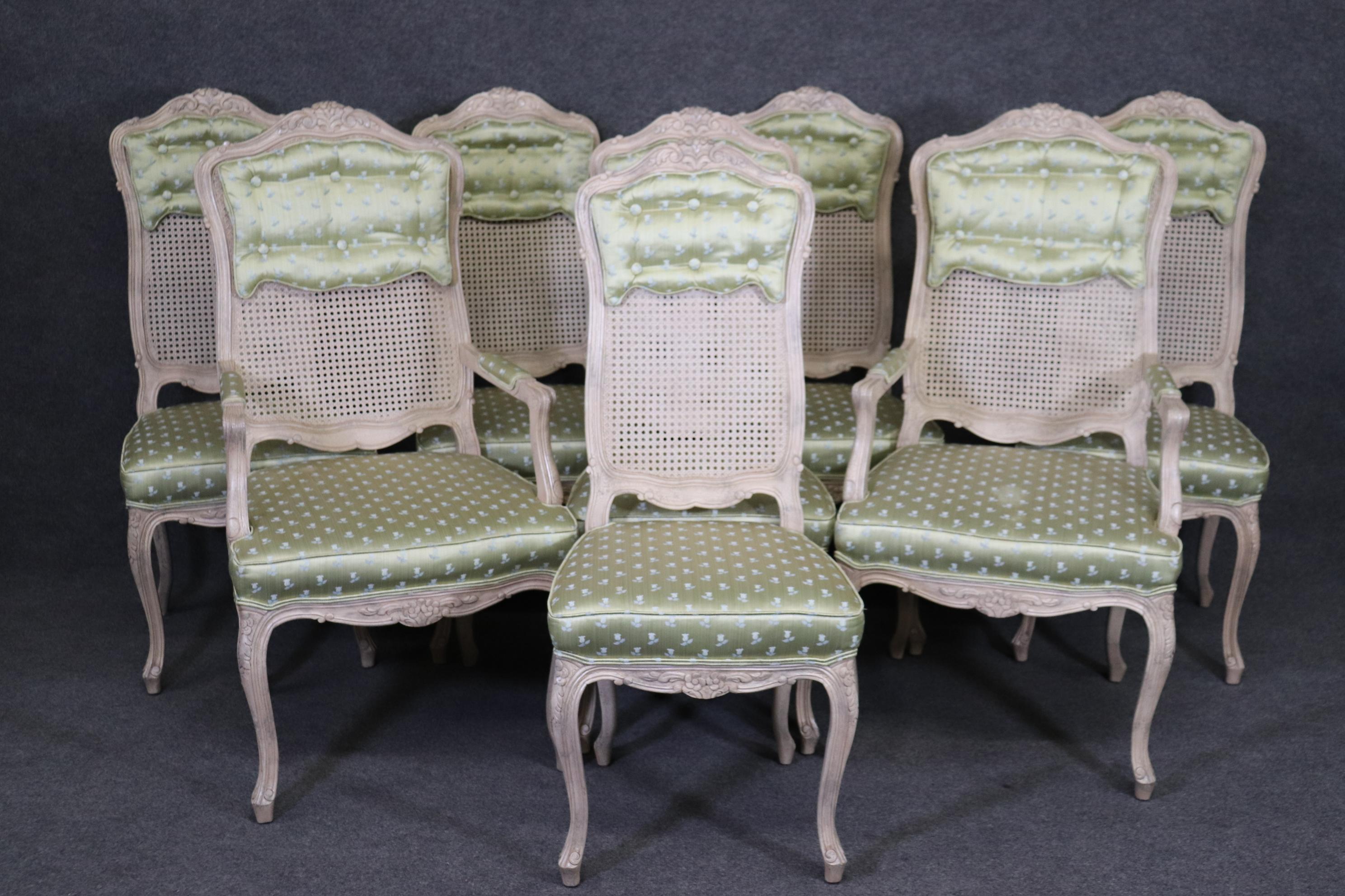 Français Ensemble de 8 chaises de salle à manger à haut dossier Louis XV en rotin peint et tapissé vert en vente