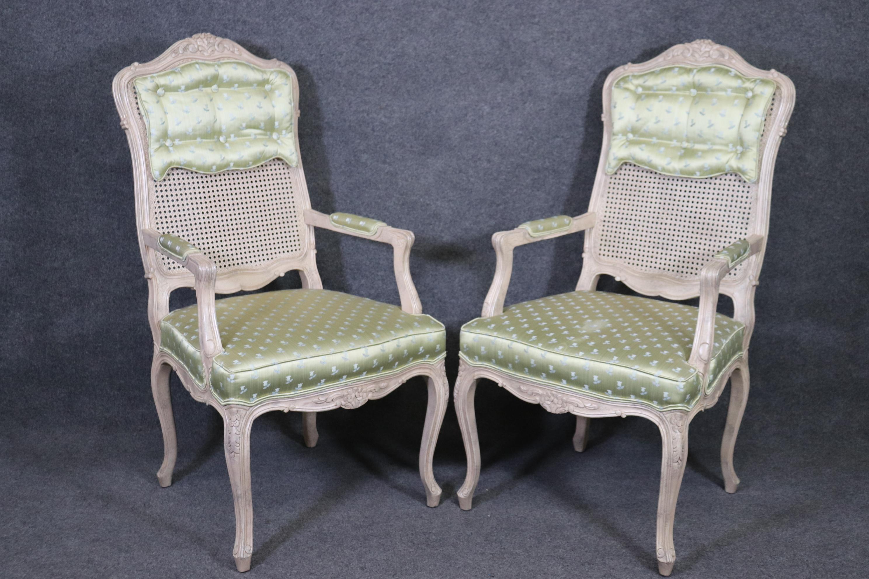 Ensemble de 8 chaises de salle à manger à haut dossier Louis XV en rotin peint et tapissé vert Bon état - En vente à Swedesboro, NJ