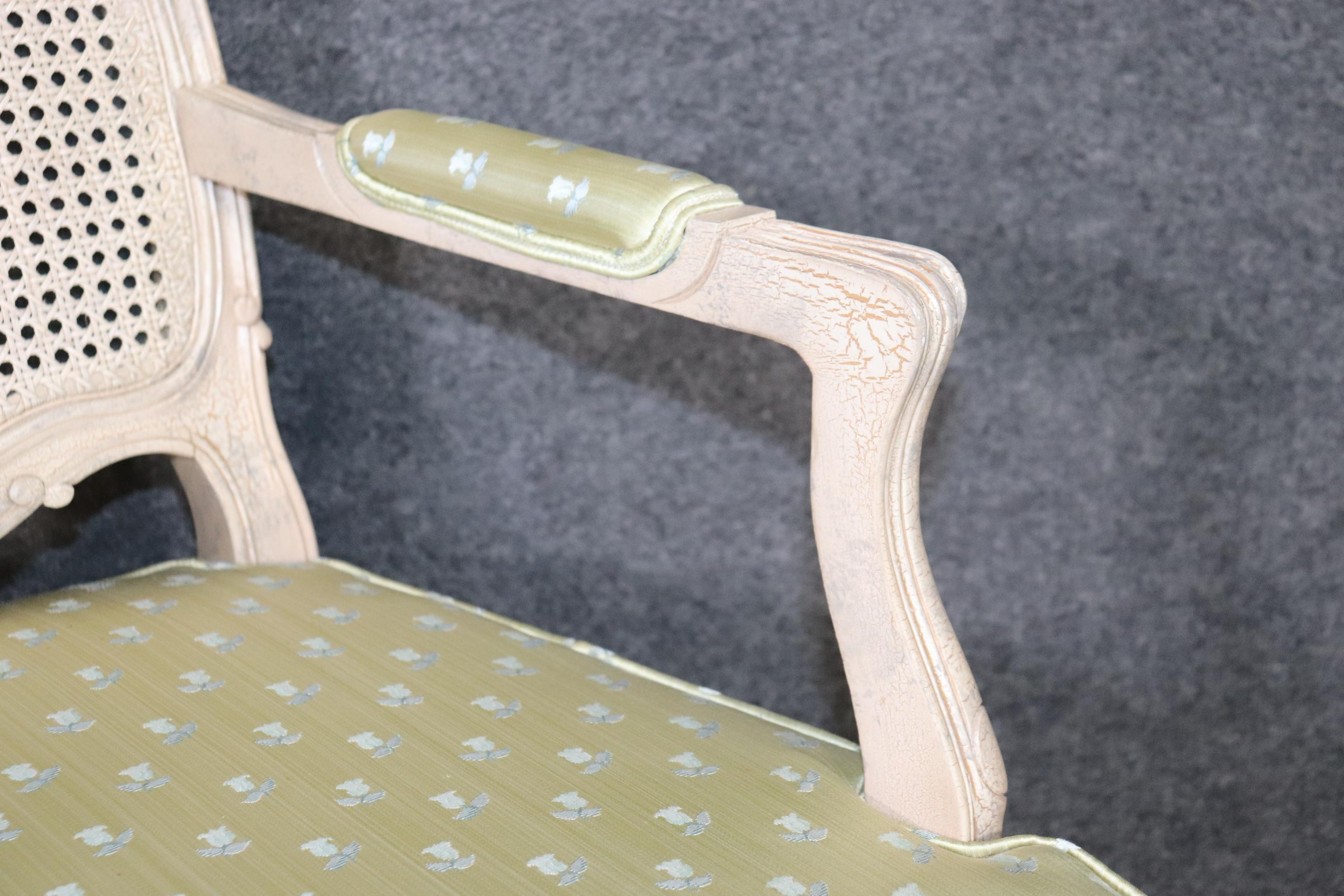 Ensemble de 8 chaises de salle à manger à haut dossier Louis XV en rotin peint et tapissé vert en vente 3