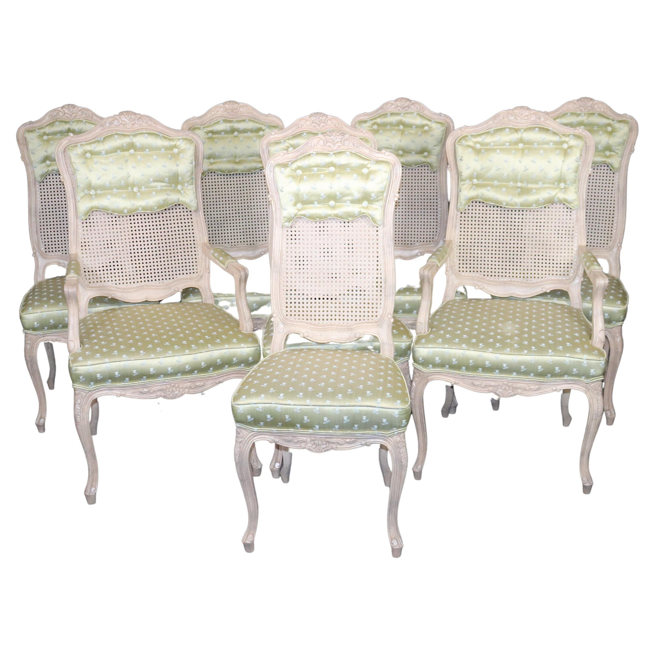 8 lackierte, grüne, gepolsterte, französische Louis-XV-Esszimmerstühle mit hoher Rückenlehne im Angebot