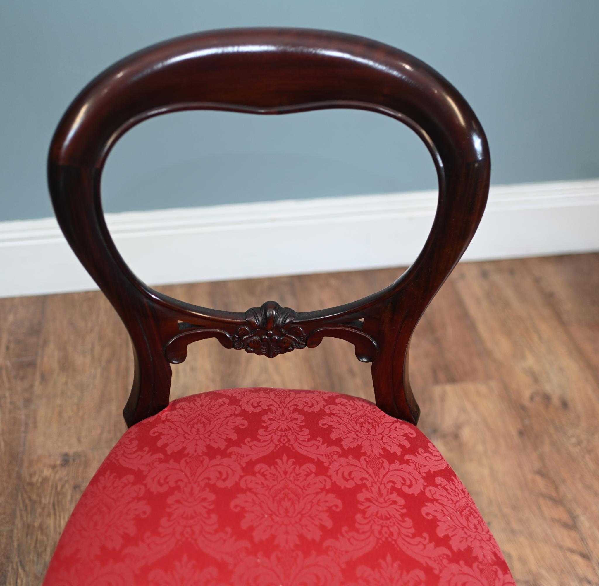 Vittoriano Set 8 sedie da pranzo vittoriane con schienale a palloncino in mogano in vendita