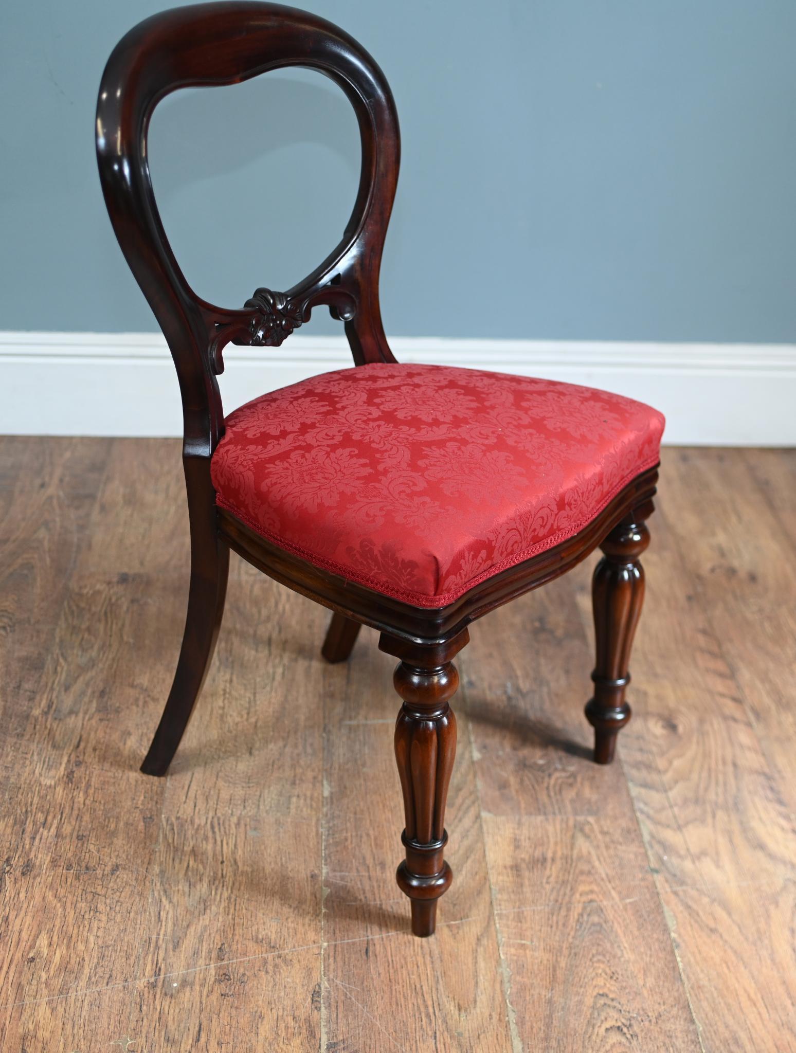 Falegnameria Set 8 sedie da pranzo vittoriane con schienale a palloncino in mogano in vendita