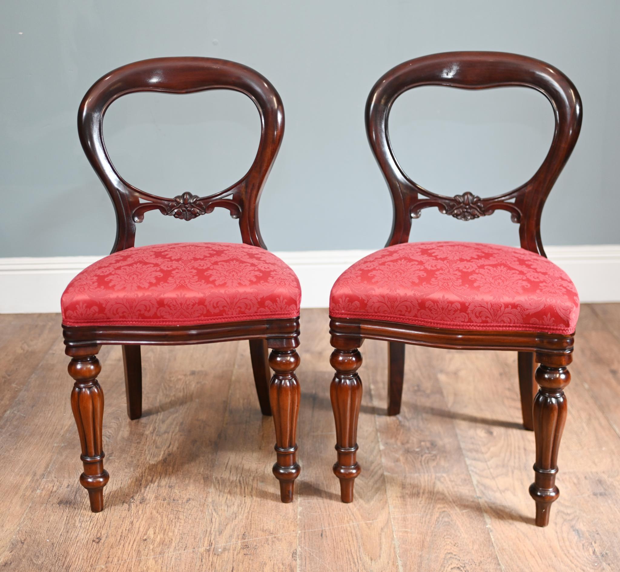 Metà XX secolo Set 8 sedie da pranzo vittoriane con schienale a palloncino in mogano in vendita