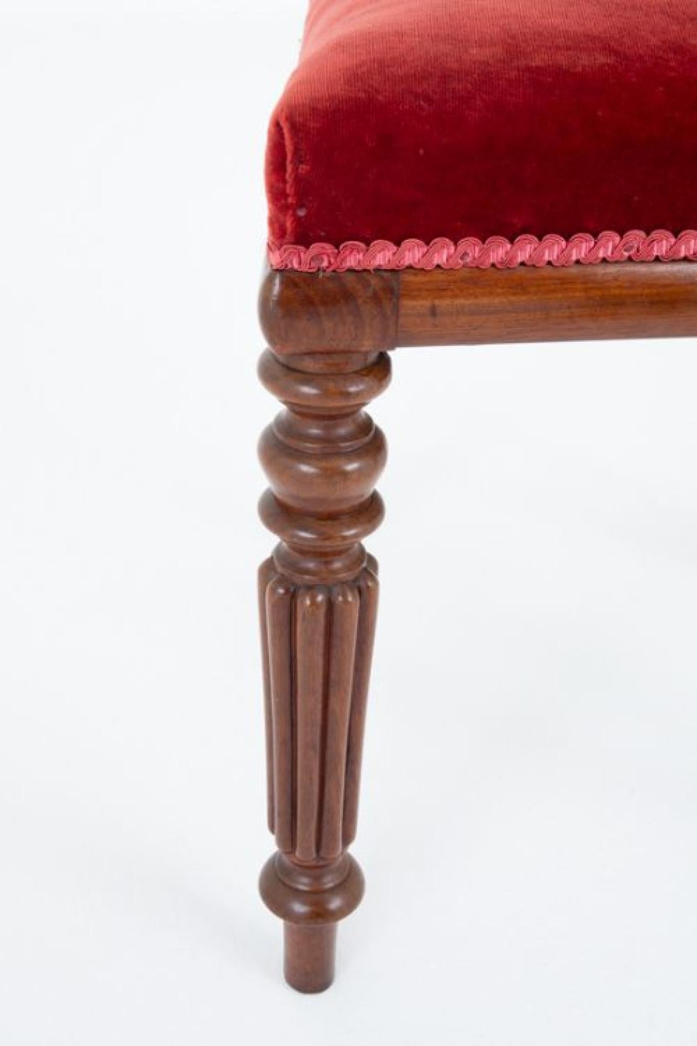 Merveilleux ensemble de chaises de salle à manger William IV
Ces chaises reposent sur des pieds avant tournés et cannelés de style Gillow et sur des pieds arrière en sabre.
L'assise fraîchement retapissée est de forme relevable.
Période du 19ème