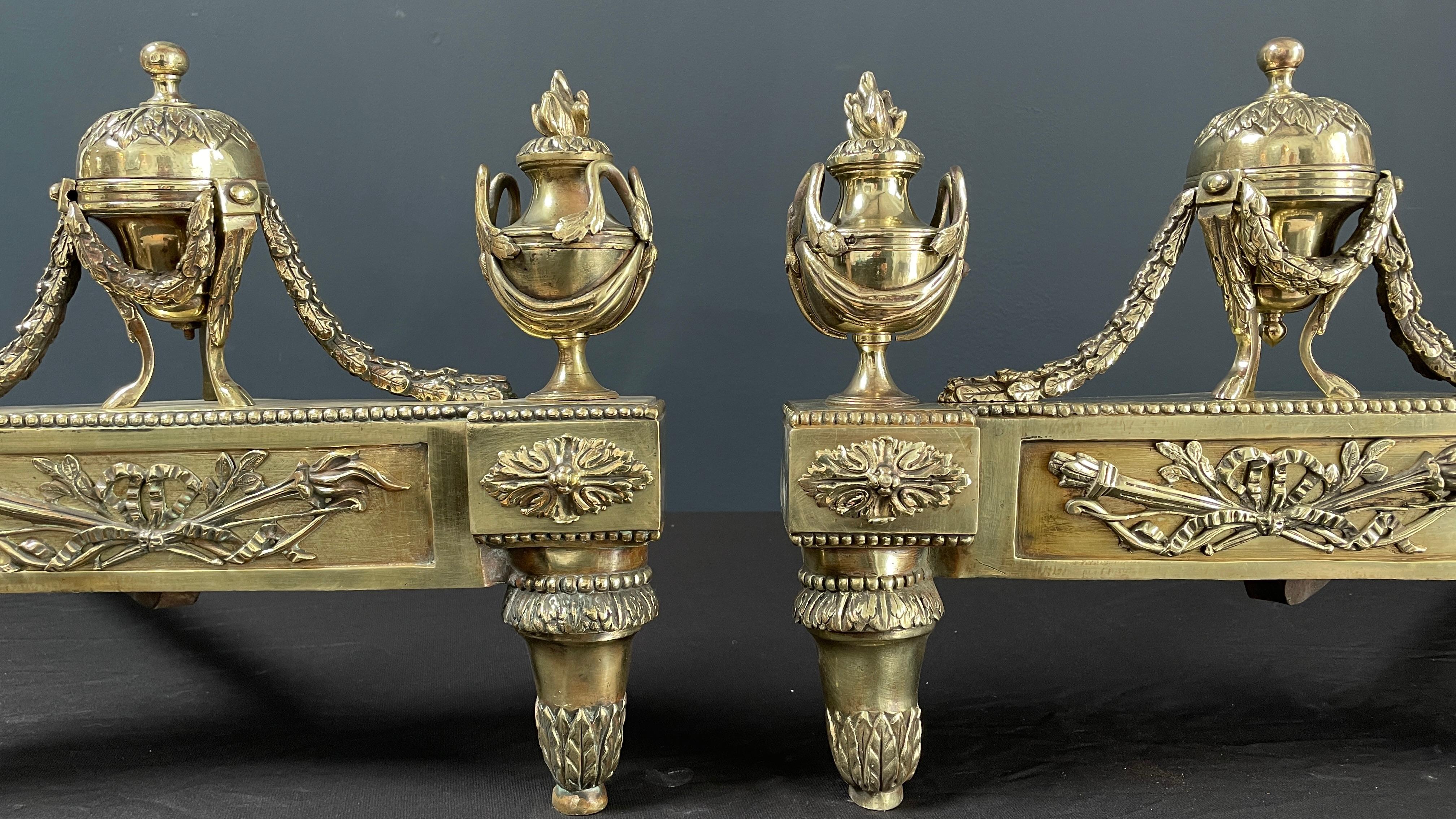 Luigi XV Set Antique French Andirons o Firedogs in ottone
