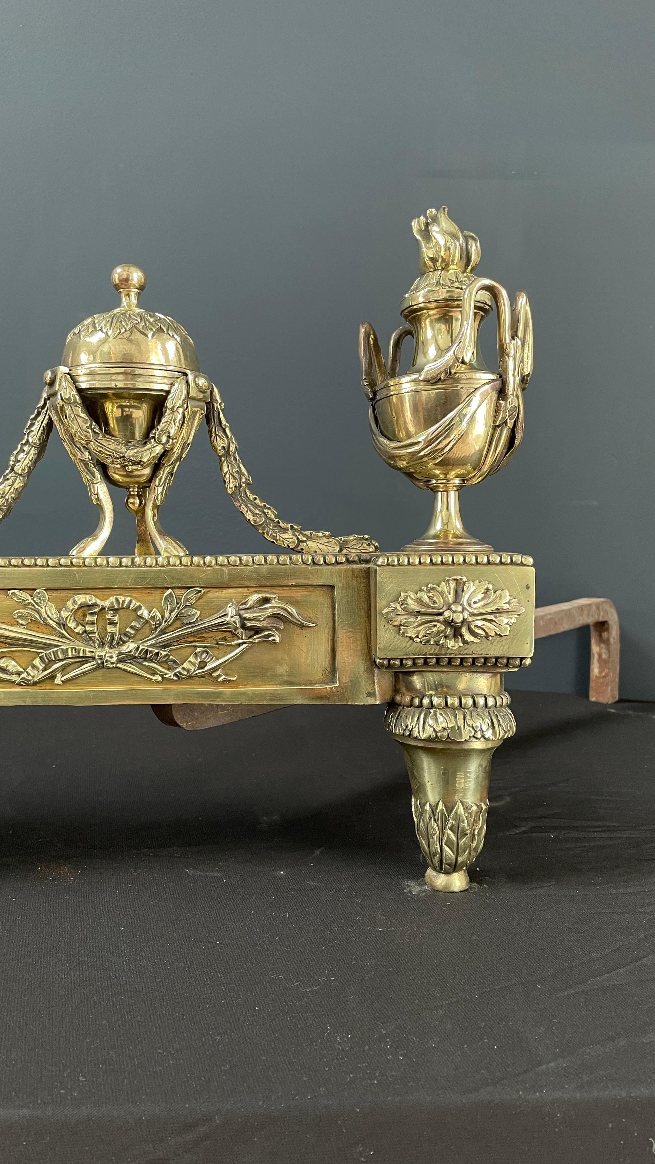 Bronzo Set Antique French Andirons o Firedogs in ottone
