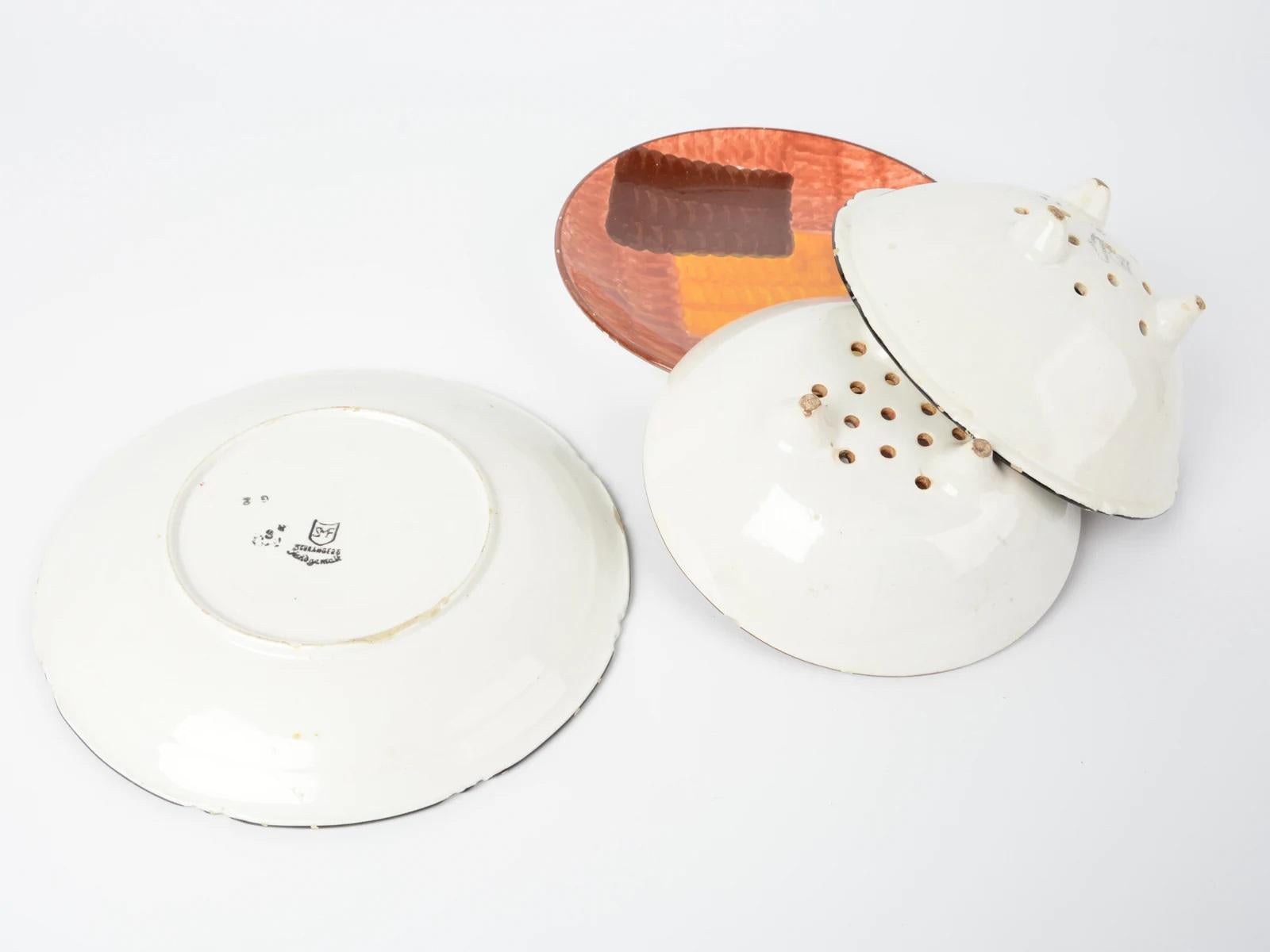 Un ensemble de 4 passoires à fruits Bauhaus Art Deco Ceramics by Eva Ziesel Stricker,

Art déco des années 1920.

      