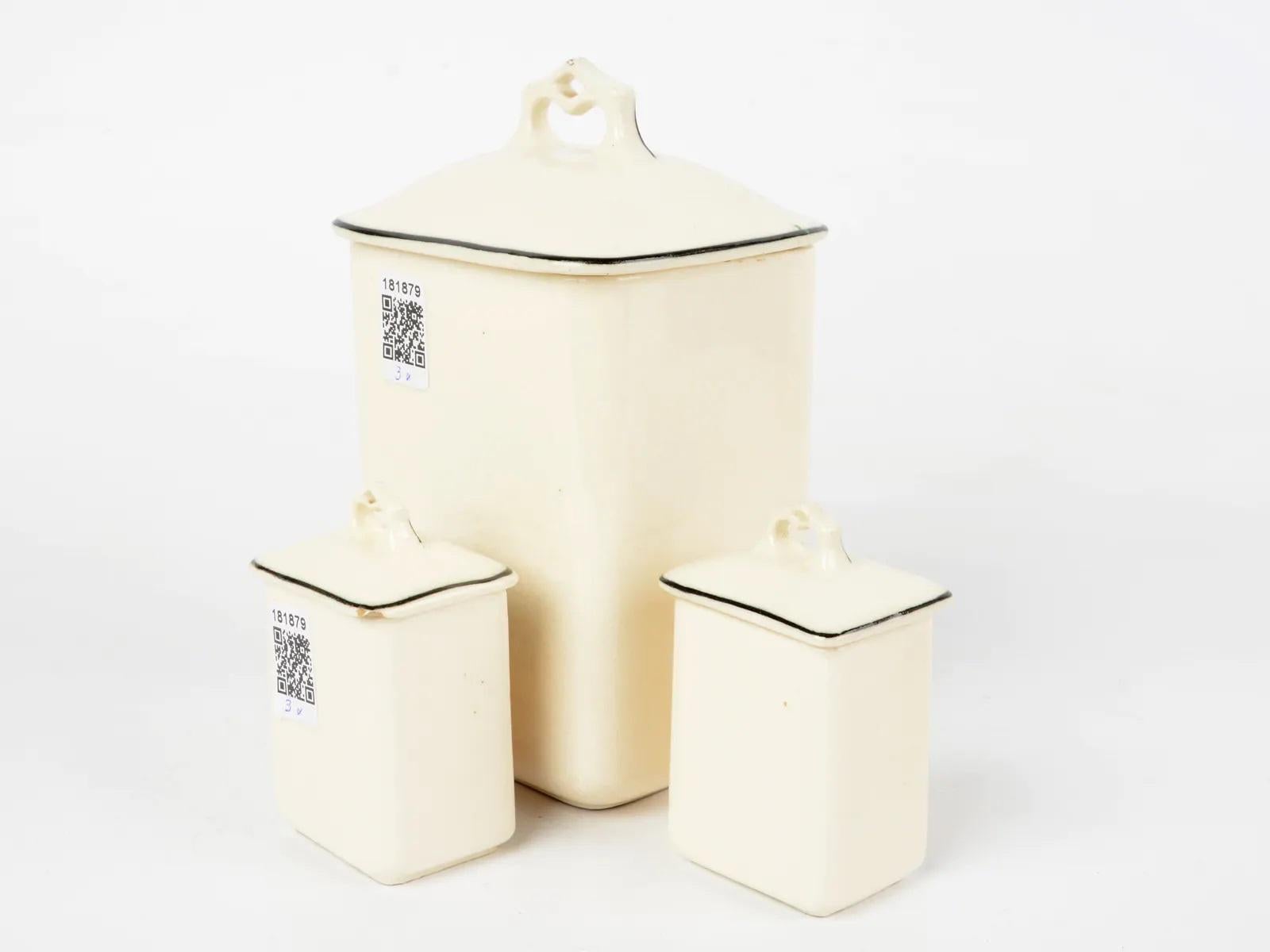 Art Deco kitchen jars, 1920s, Germany or Holland.

Measures: Spritz decor H. 10.5 en 21.5 cm.