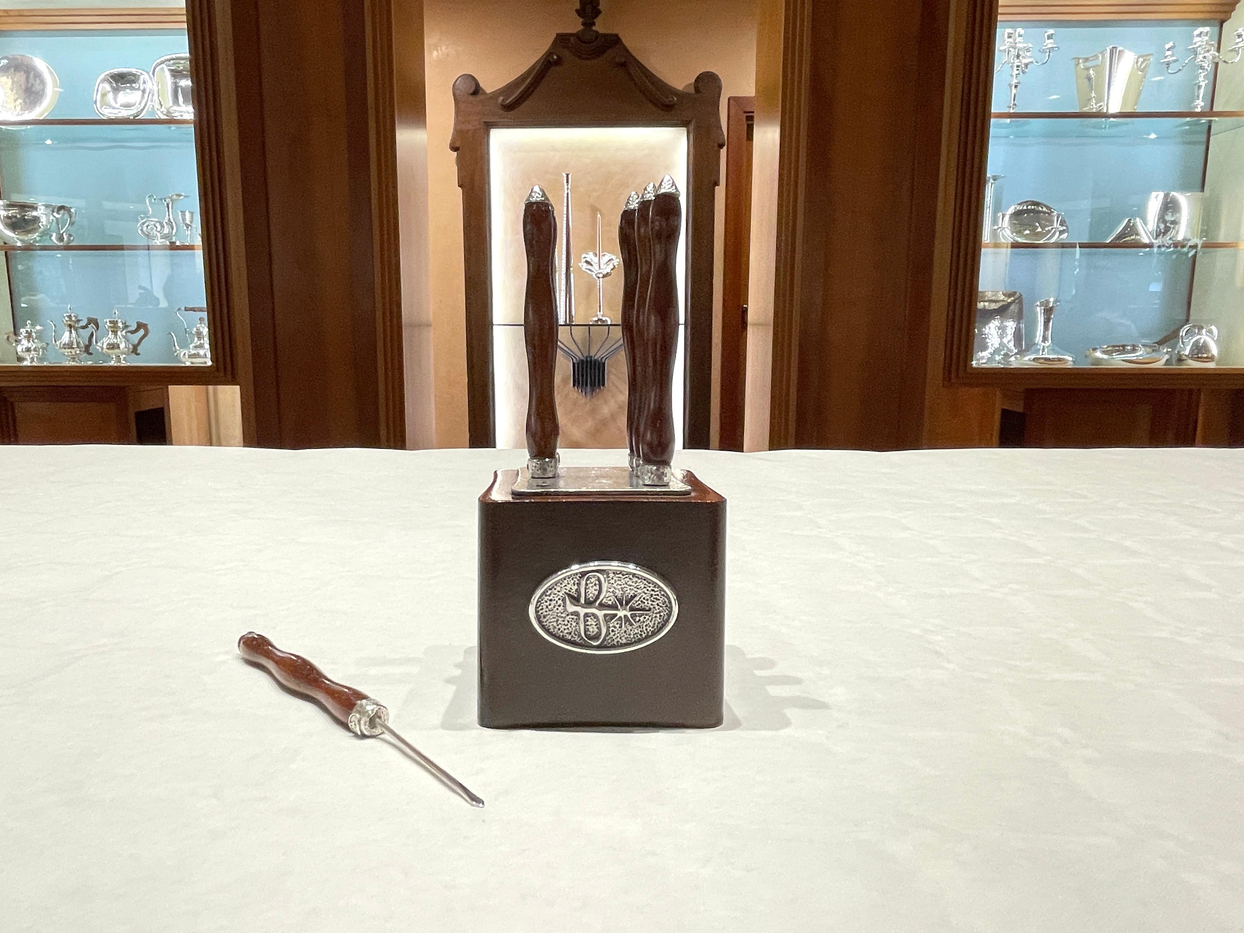 Juego de aperitivo Torrini con 6 espátulas de madera y plata 925
Dimensiones del soporte de la espada mm 65 x 65 x 60
Longitud de la espadina mm 125
Altura total incluidas las escofinas mm 150
Made in Florence - Italia

Precioso objeto de mesa de