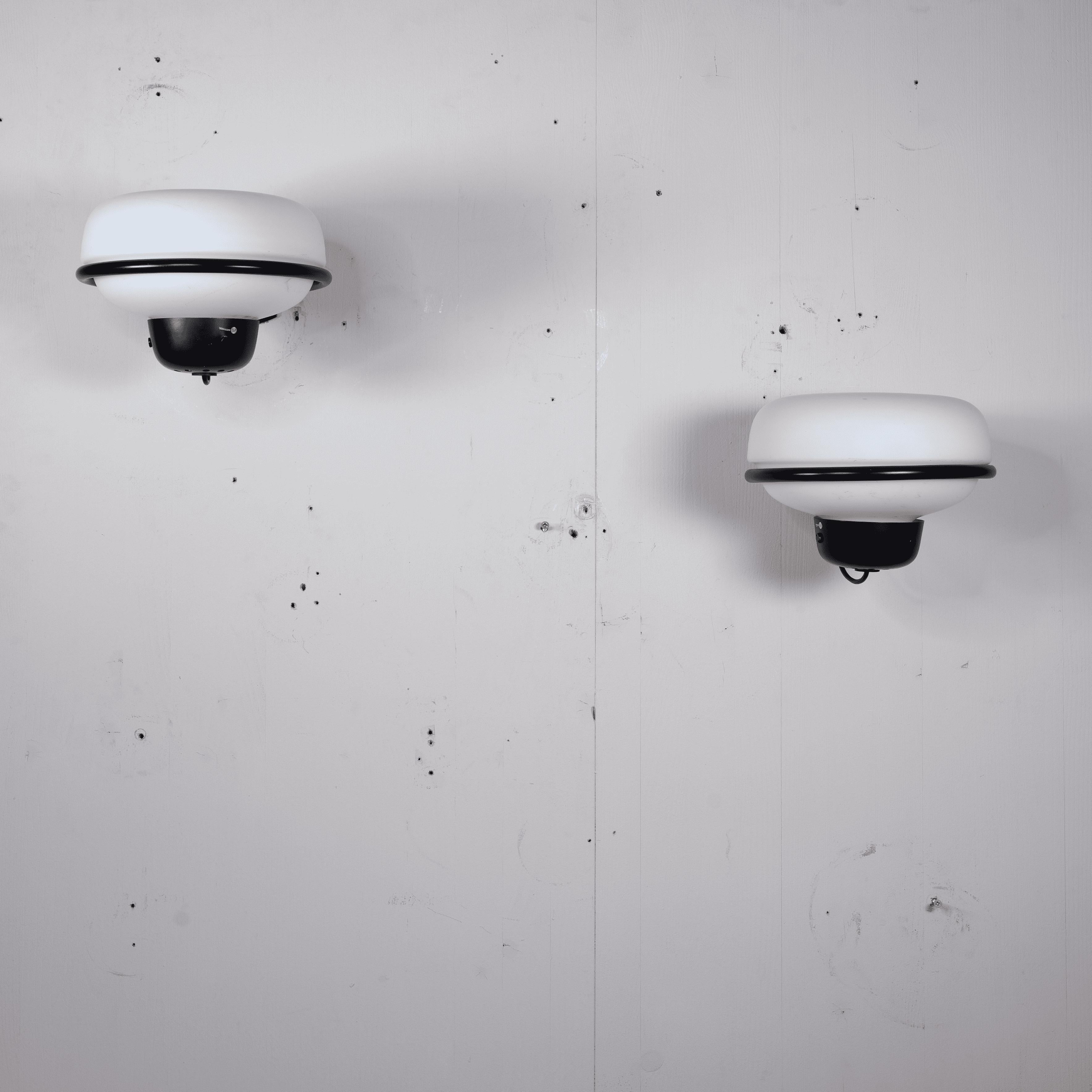 Descubra nuestro exclusivo juego de dos apliques de pared Modelo 228 diseñado por Gino Sarfatti para Arteluce. Estas extraordinarias obras del diseño italiano son perfectas para añadir un toque de clase y sofisticación a cualquier estancia.