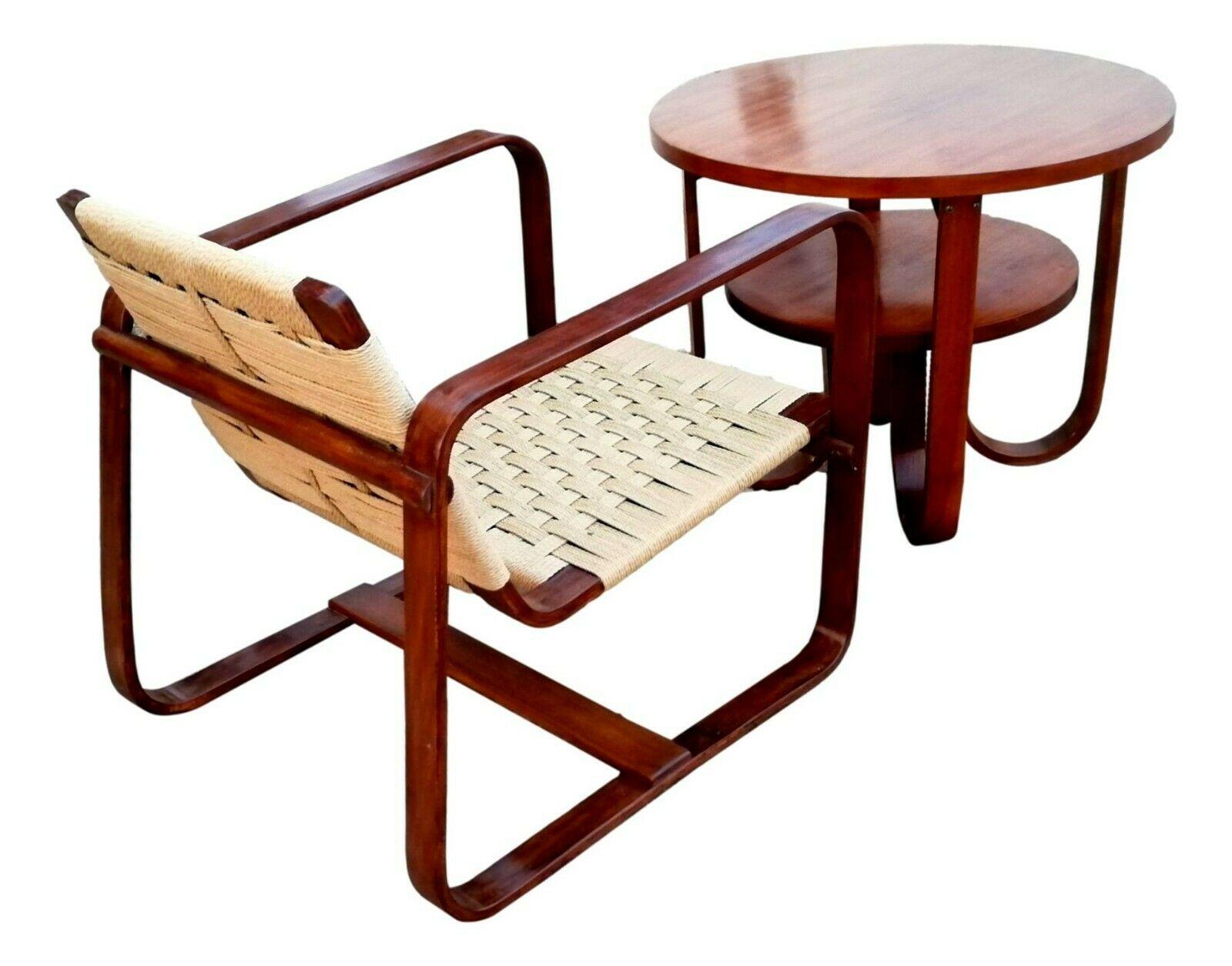Rare ensemble composé d'un fauteuil et d'une petite table conçu au milieu des années 40 par giuseppe pagano pogatschnig pour gino maggioni, pour l'université Bocconi de Milan.

structure en contreplaqué de hêtre cintré et massif, revêtement du