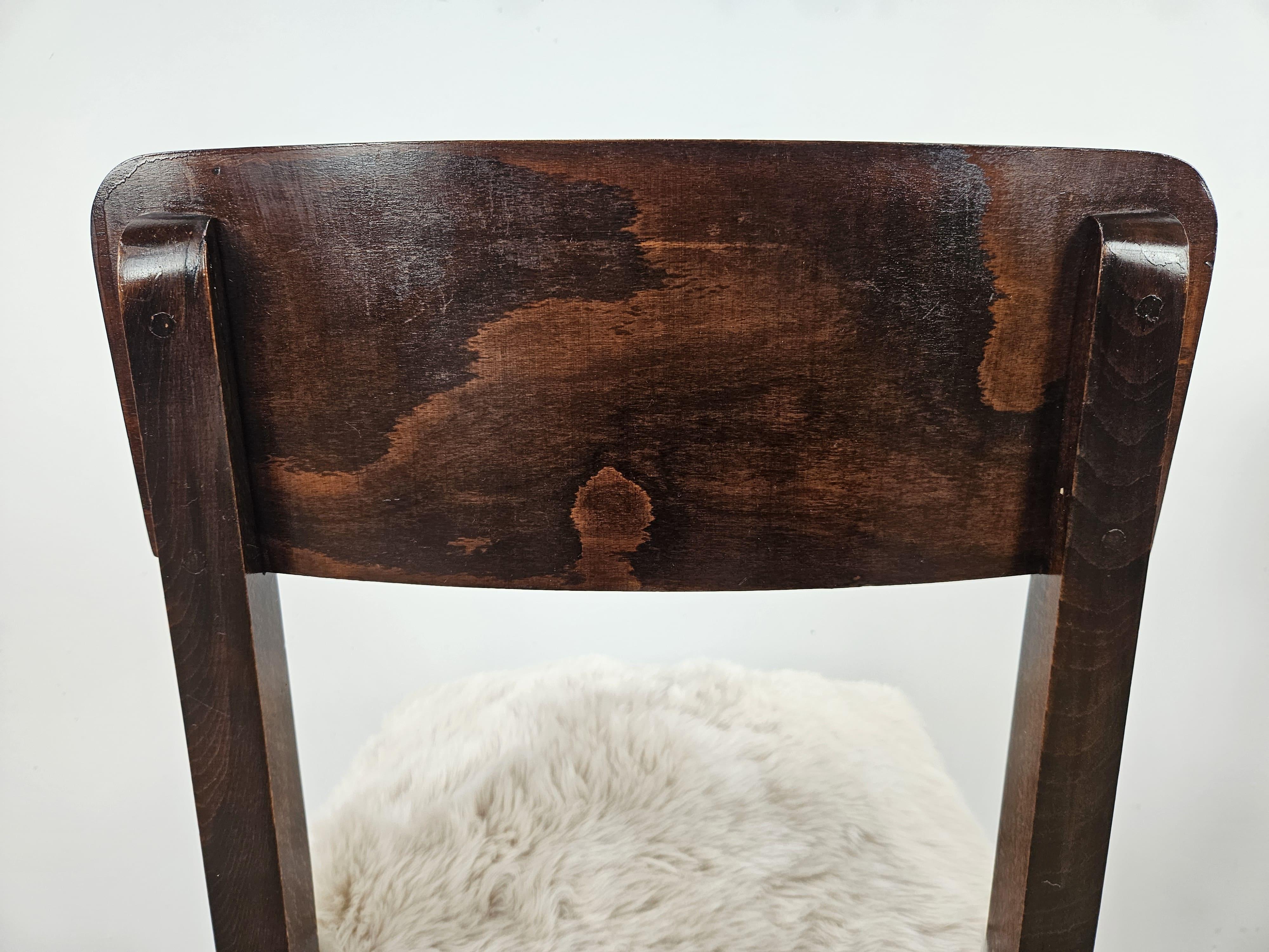Ensemble Art déco avec chaises et tabouret en noyer recouverts de fourrure, années 1930 en vente 5