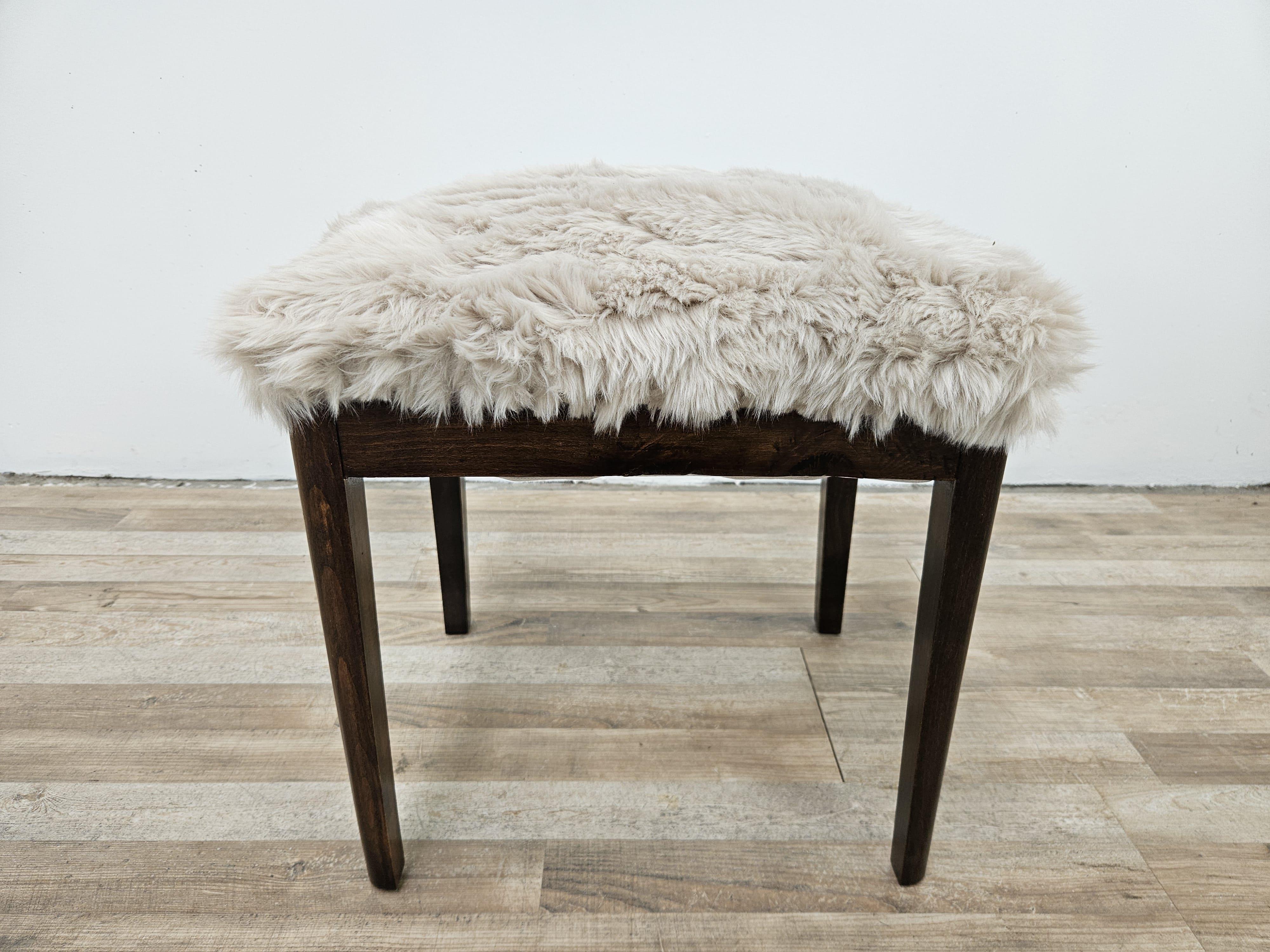 Ensemble Art déco avec chaises et tabouret en noyer recouverts de fourrure, années 1930 en vente 7