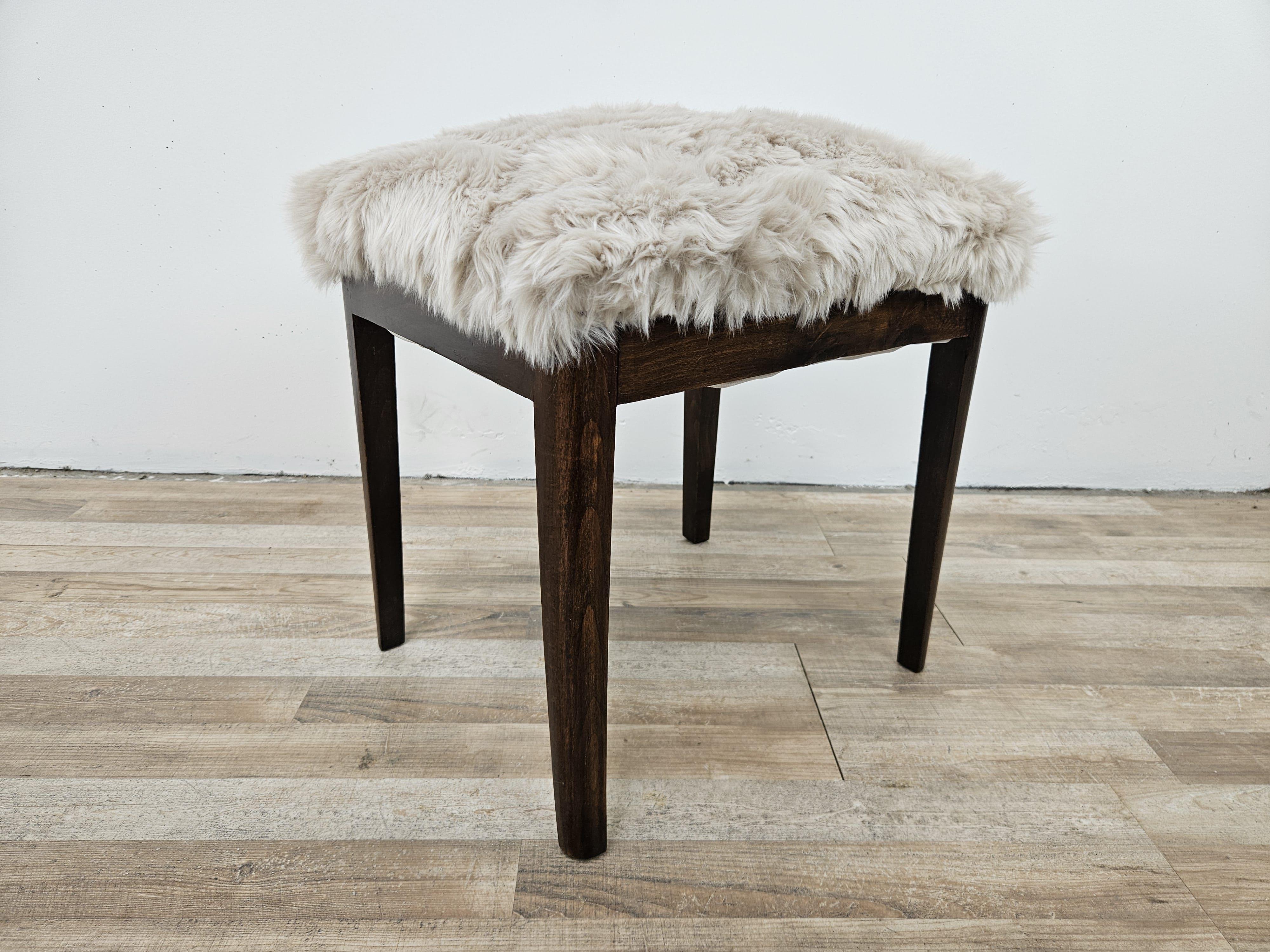 Ensemble Art déco avec chaises et tabouret en noyer recouverts de fourrure, années 1930 en vente 8
