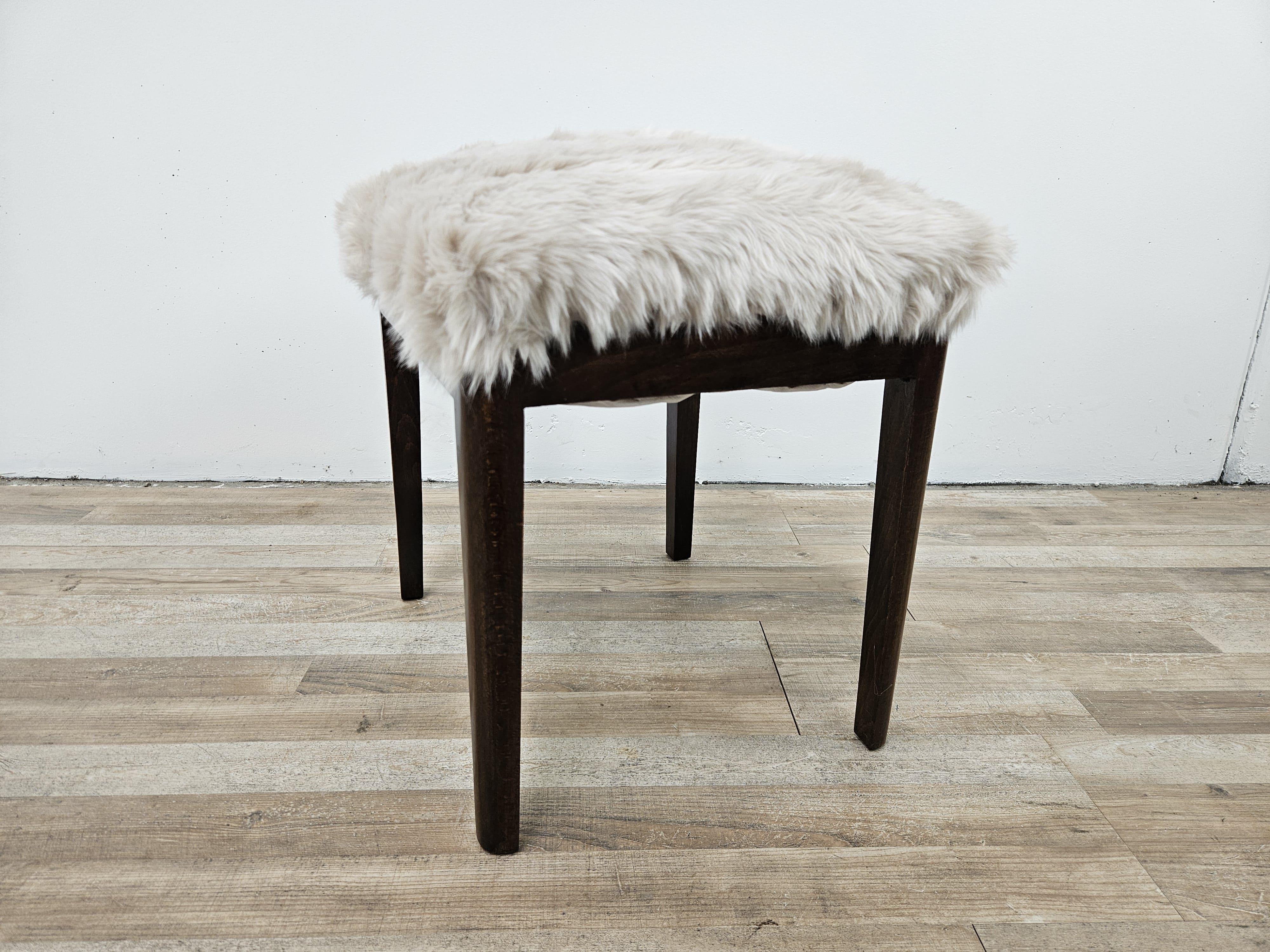 Ensemble Art déco avec chaises et tabouret en noyer recouverts de fourrure, années 1930 en vente 9