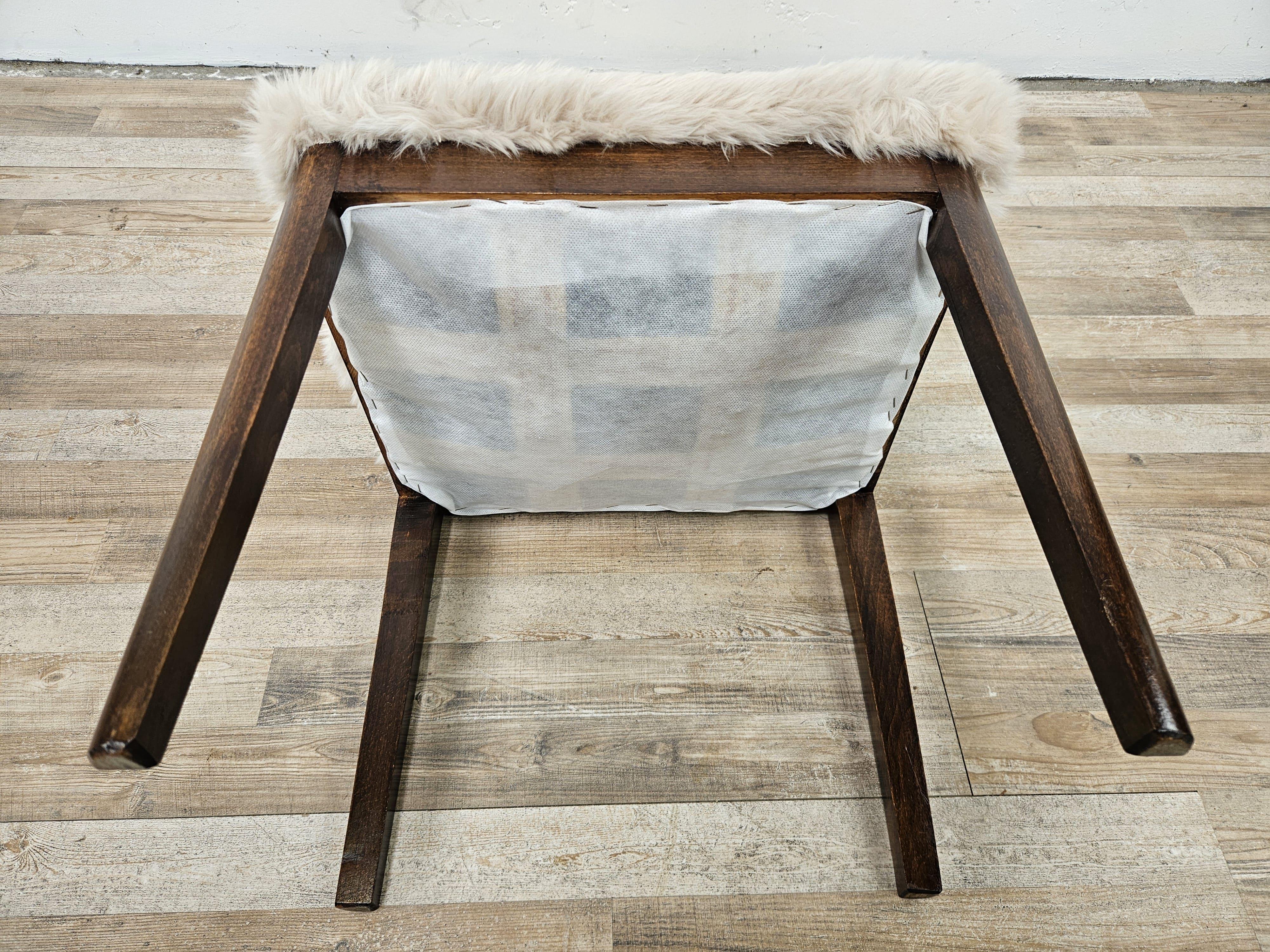 Ensemble Art déco avec chaises et tabouret en noyer recouverts de fourrure, années 1930 en vente 12
