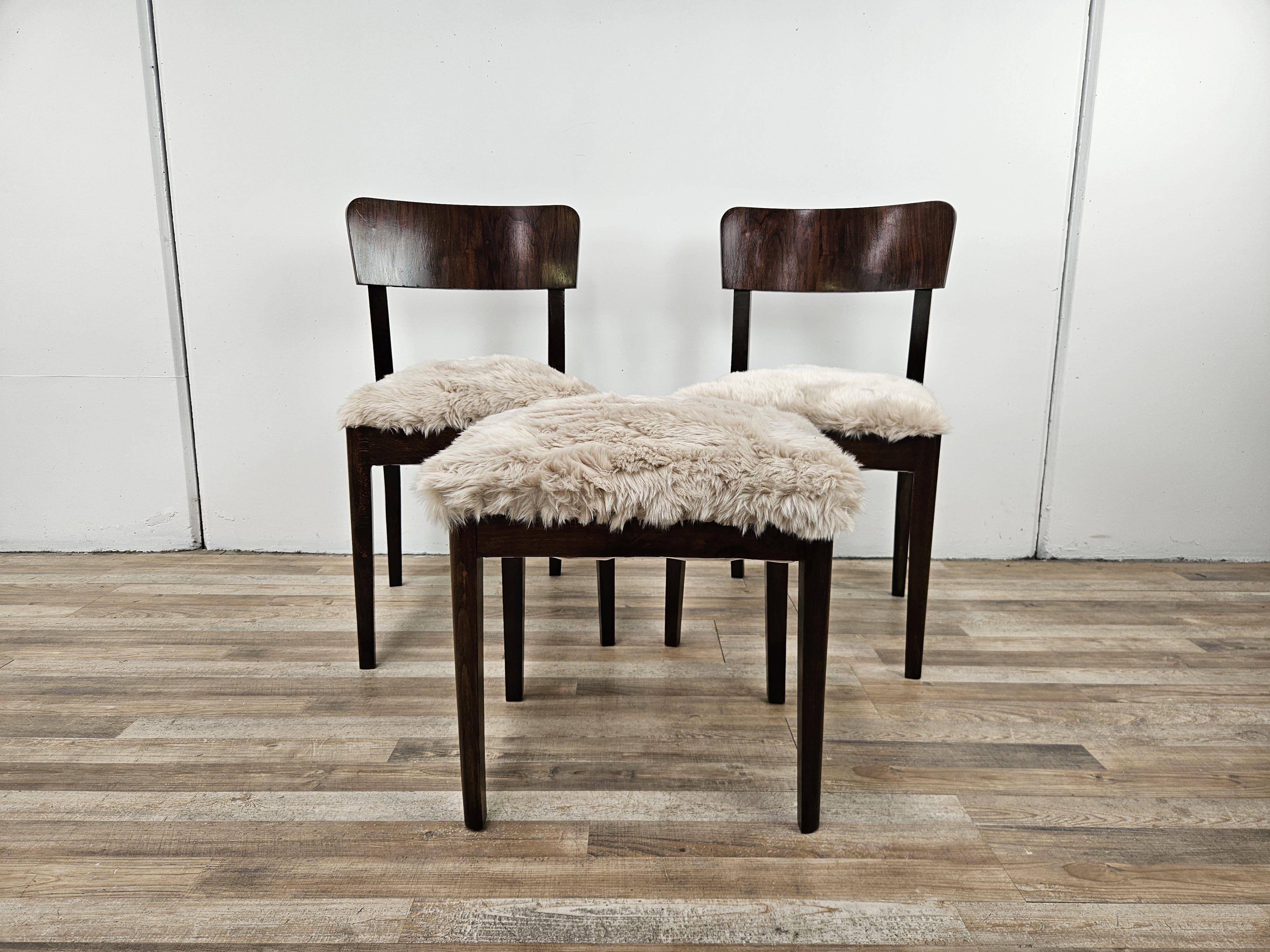 Ensemble pour chambre ou salon comprenant une paire de chaises et un élégant tabouret assorti, composition datant de la période Art déco italienne du début des années 1930 en racine de noyer.

Chaises L44cm P43cm H78cm Siège H49cm
Tabouret L46cm