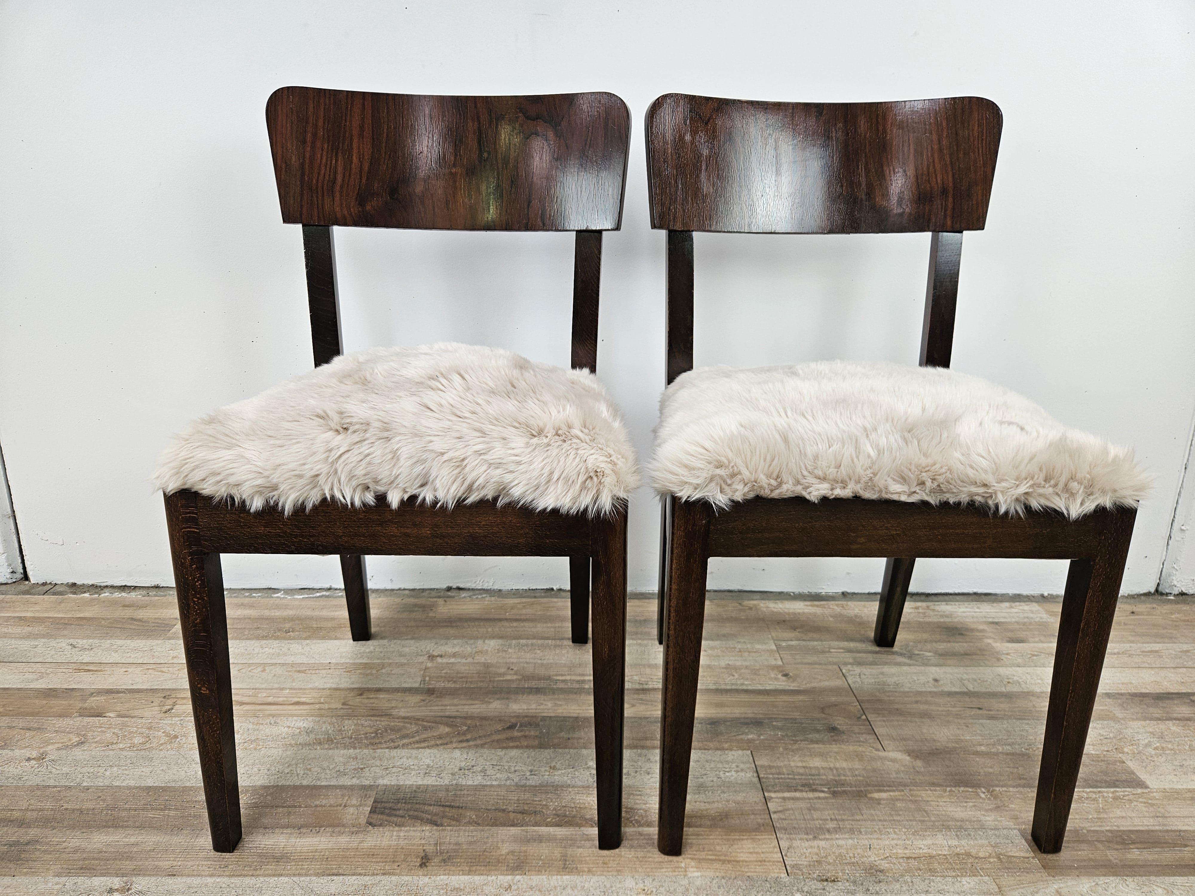 Italian Ensemble Art déco avec chaises et tabouret en noyer recouverts de fourrure, années 1930 en vente