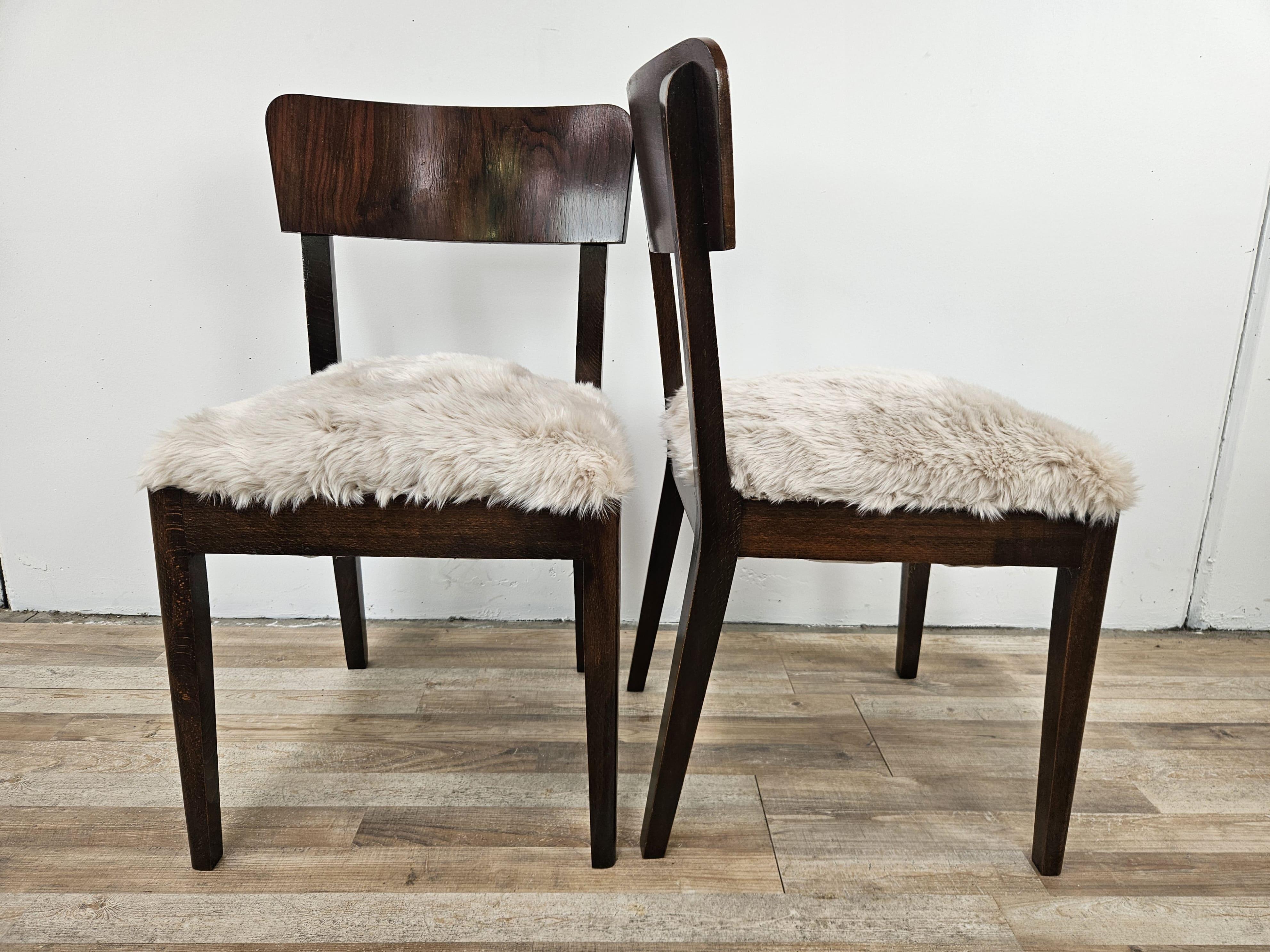 Ensemble Art déco avec chaises et tabouret en noyer recouverts de fourrure, années 1930 Bon état - En vente à Premariacco, IT