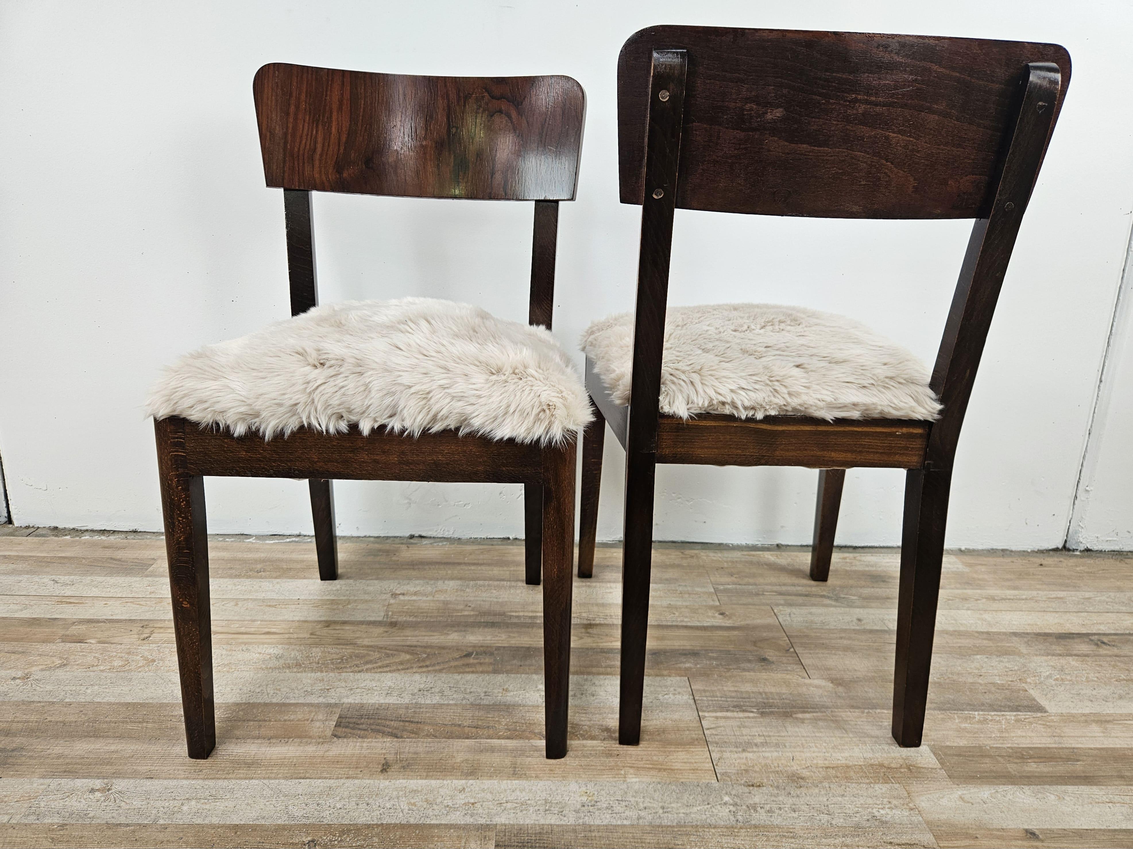 Mid-20th Century Ensemble Art déco avec chaises et tabouret en noyer recouverts de fourrure, années 1930 en vente