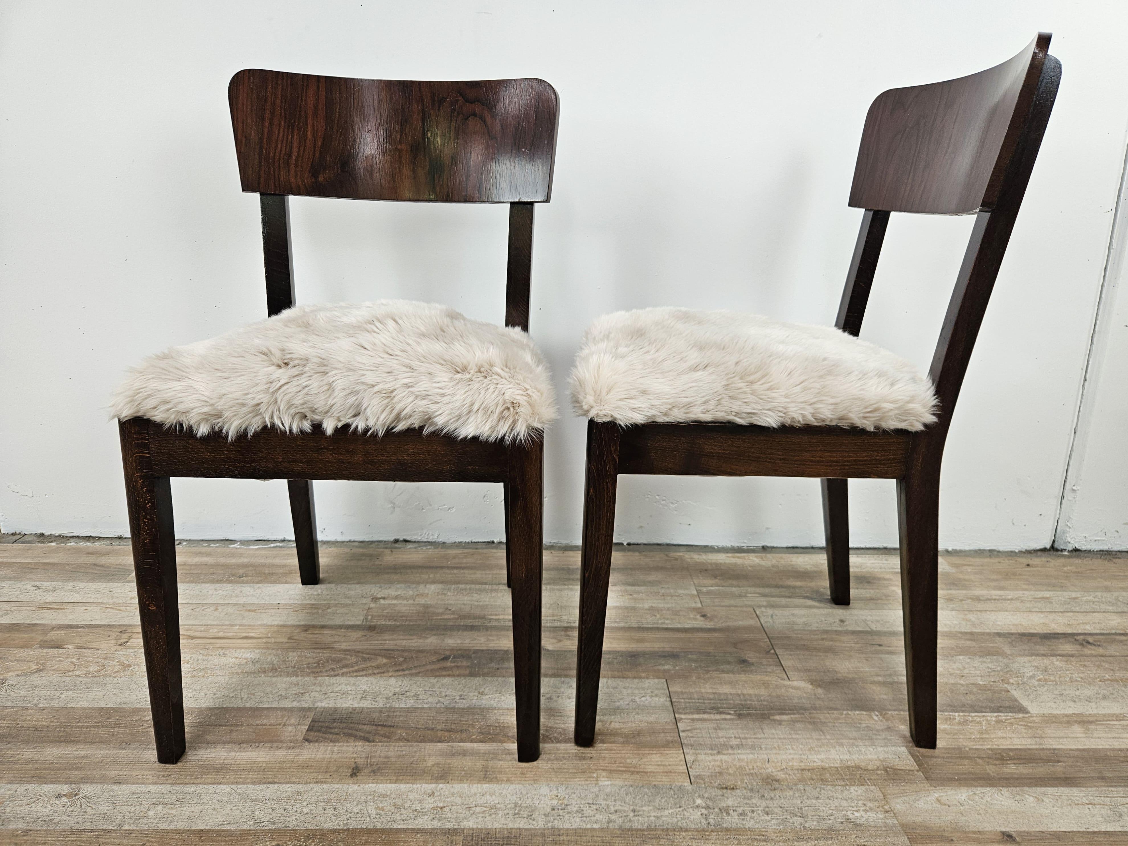 Tissu Ensemble Art déco avec chaises et tabouret en noyer recouverts de fourrure, années 1930 en vente