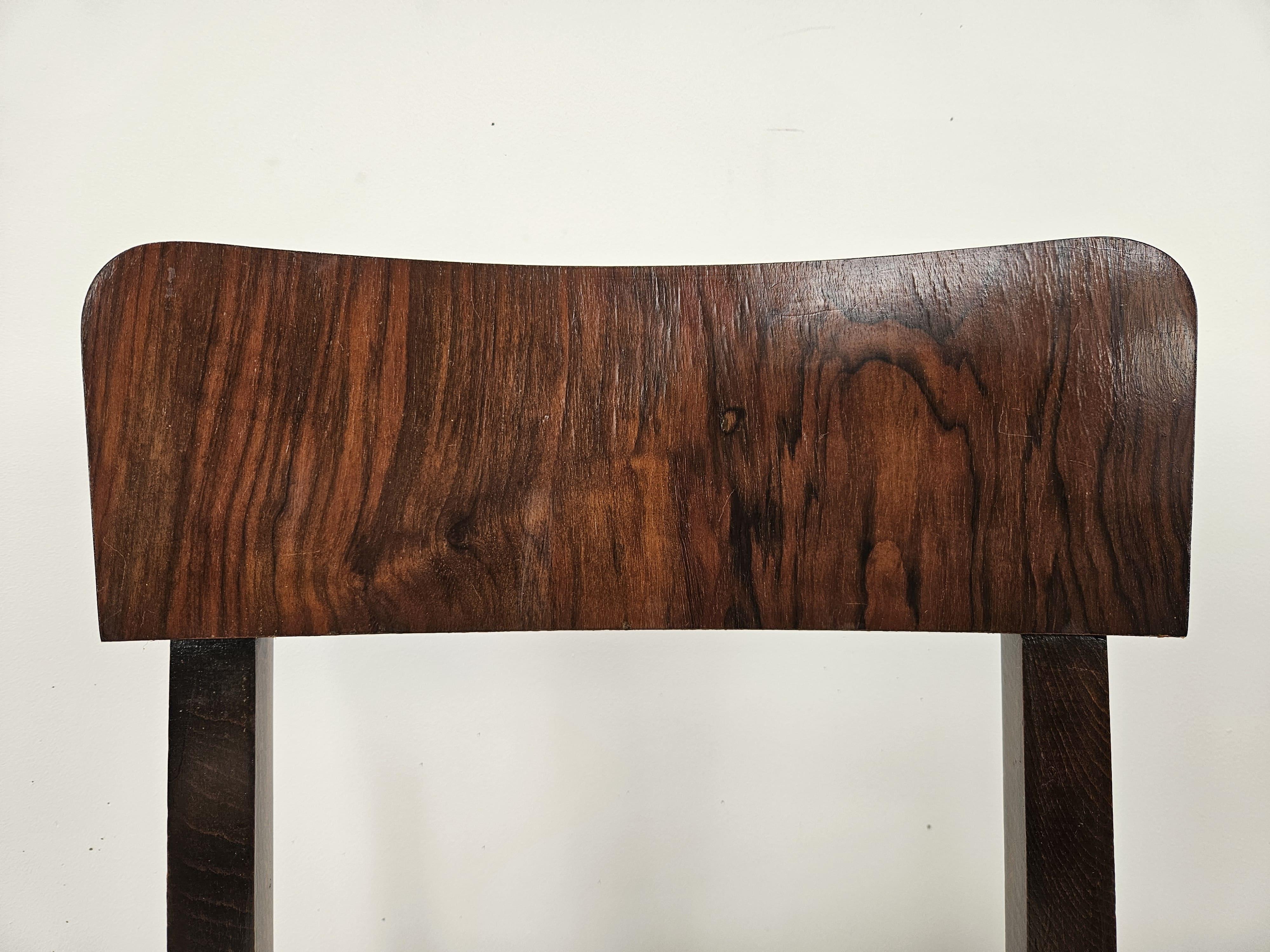 Ensemble Art déco avec chaises et tabouret en noyer recouverts de fourrure, années 1930 en vente 1
