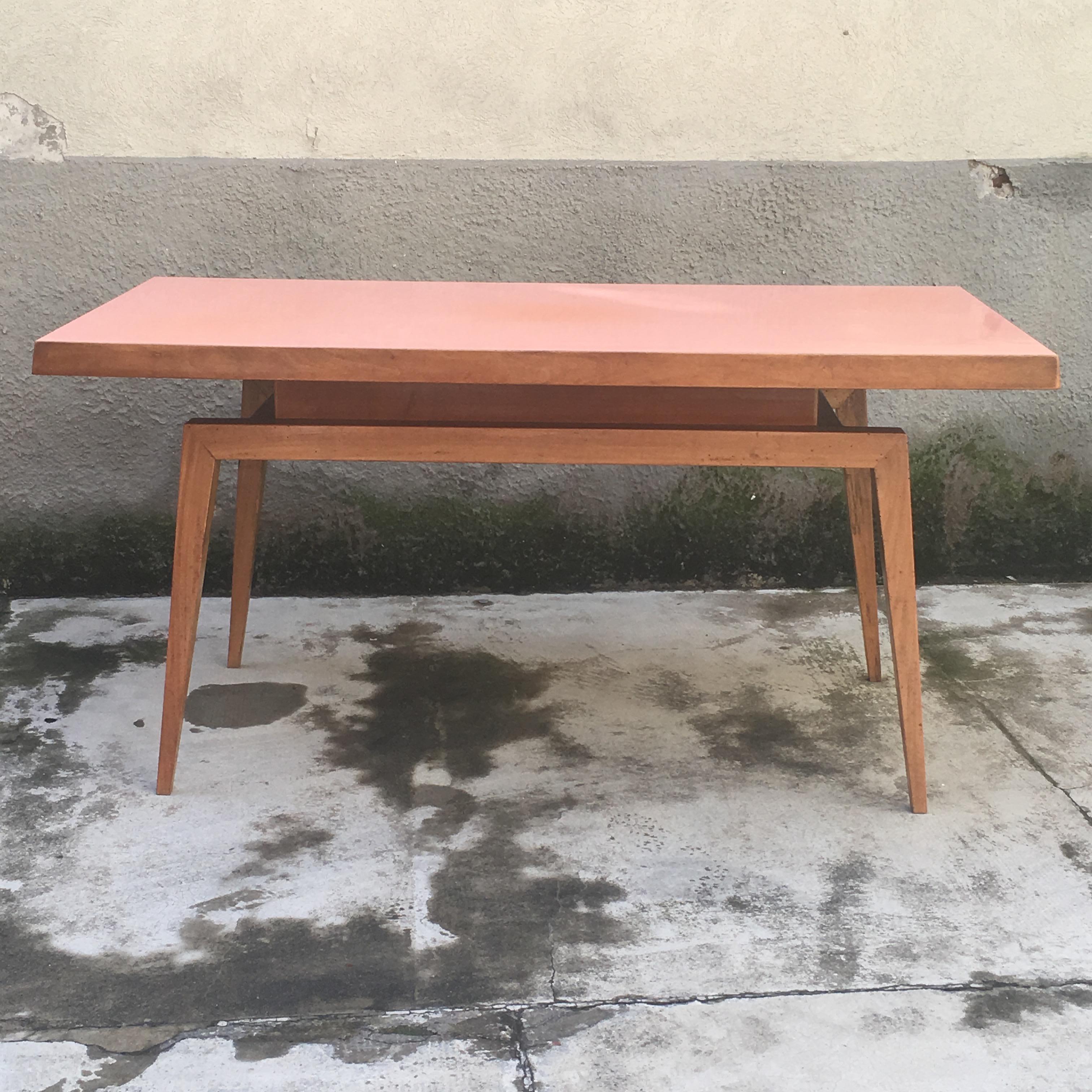 Interesante conjunto artesanal de roble compuesto por una mesa maciza con tablero laminado de color y cinco sillas construidas con respaldo fuera del eje, tapizadas con tela de polipiel original. 
Todo el conjunto necesita pequeños trabajos de