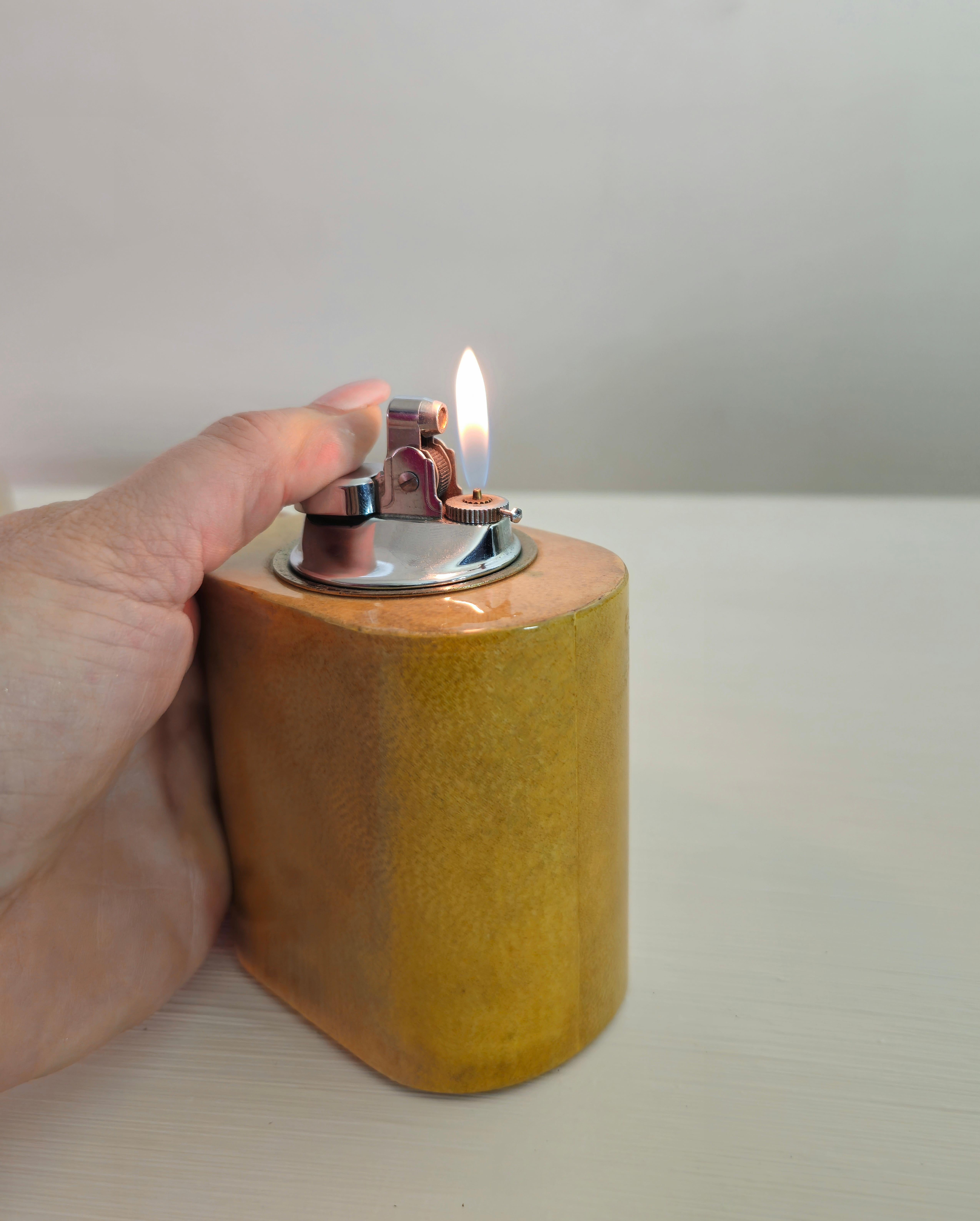 Rare ashtray and lighter, lacquered parchment paper from the 1960s. The lighter is in perfect working order.  Recommended piece. Please watch the video and photos carefully, thank you.

Ashtray measurements: Height 6cm. Depth 19.5cm. Width