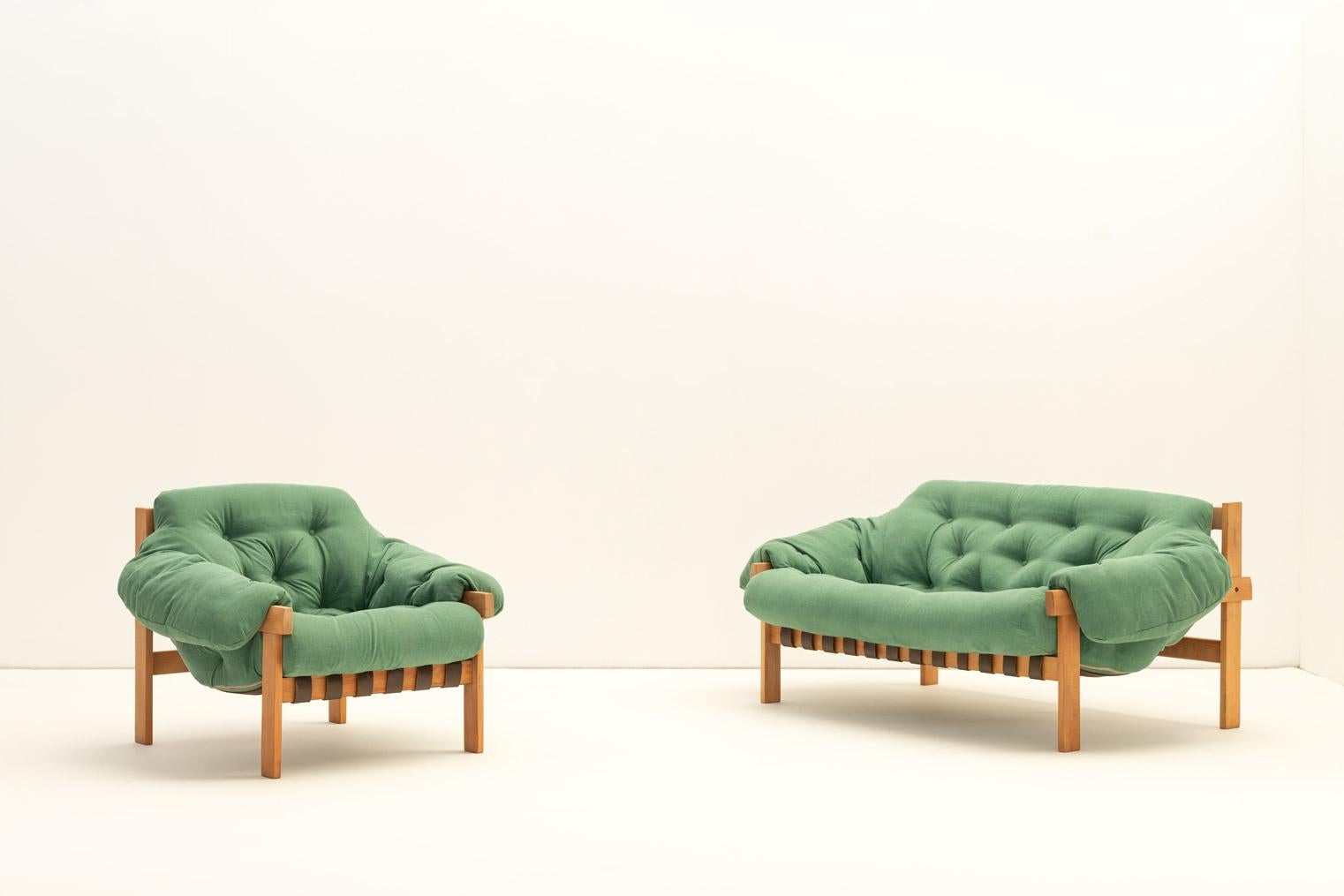 Cet ensemble de canapé et de fauteuil a été fabriqué par la célèbre société de meubles Ipoly en Hongrie dans les années 1970. Dans un style brésilien, les sièges sont constitués d'un cadre en bois et de sangles en cuir sur lesquelles sont placés les