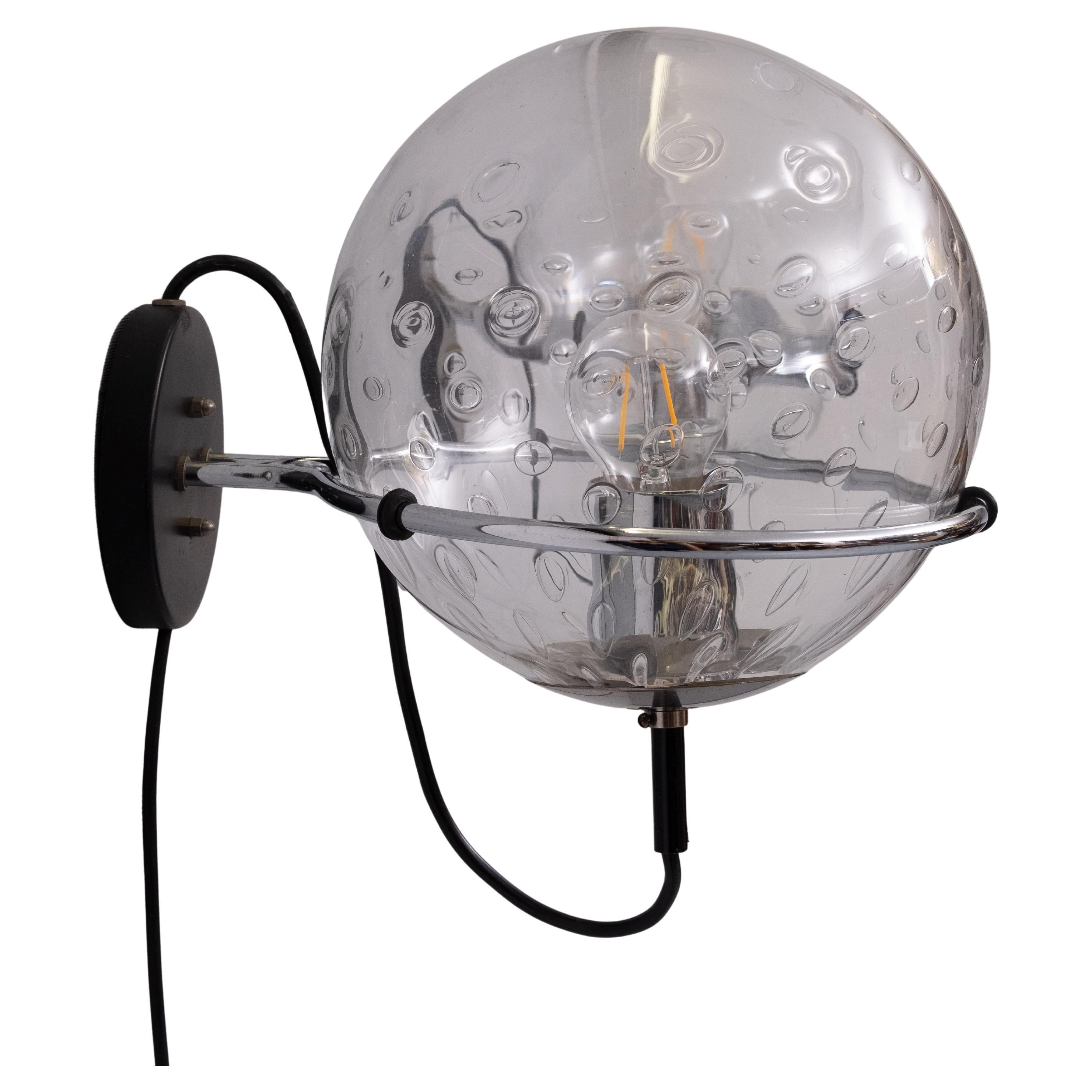 Magnifique paire d'appliques murales à globe de type A.I.C.C., modèle C-1725.  1970.   Le design crée un jeu de lumière spectaculaire
Superbes lampes murales des années 1970.
Un design très inhabituel et une très haute qualité de fabrication.
Les