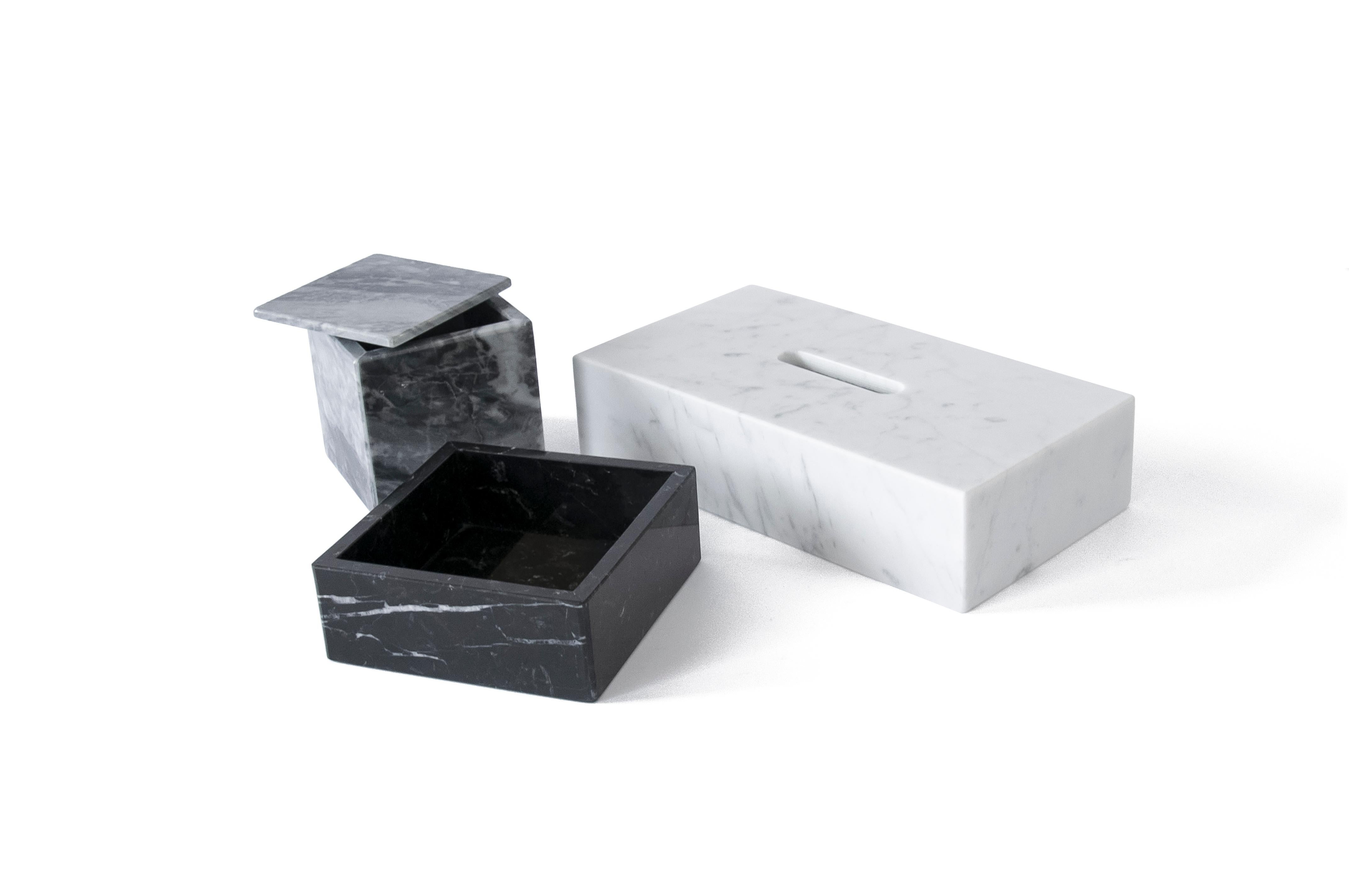 Set bestehend aus einer rechteckigen Taschentuchbox aus weißem Carrara-Marmor (14x26x6cm), einem Boxenhalter mit Deckel aus grauem Bardiglio-Marmor (9,5x9,5x9,5cm) und einer Baumwollbox aus schwarzem Marquina-Marmor (13x13,5x5cm) 

Produktgewicht