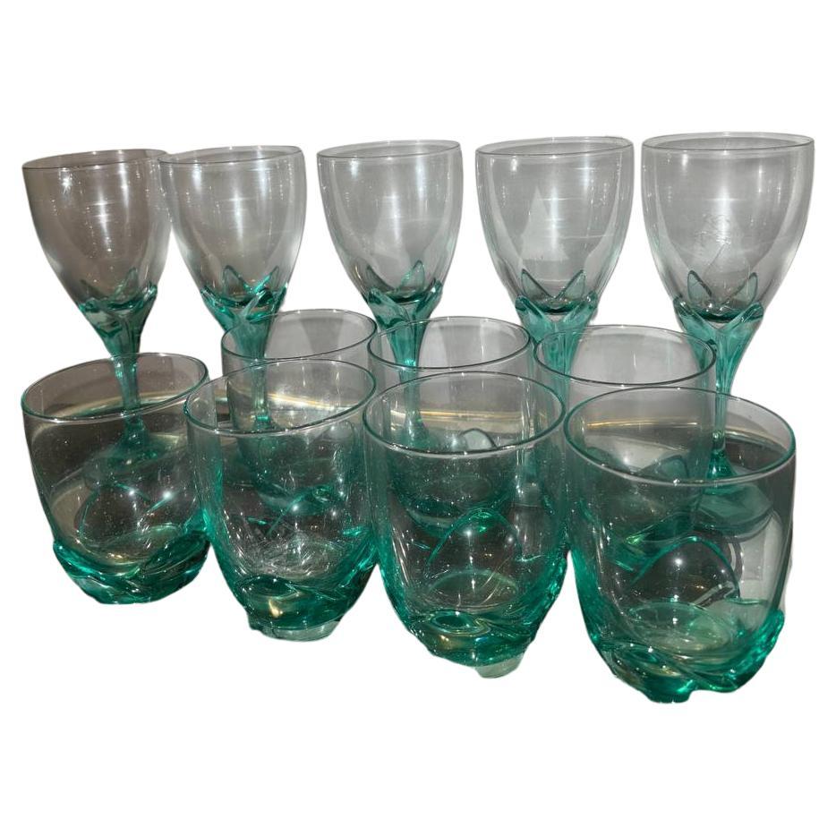 Plongez dans une élégance intemporelle avec cet ensemble de verres en cristal de Rocco Bormioli, icône du design italien des années 1980 et 1990. Chaque pièce de cet ensemble capte la lumière avec un éclat cristallin, témoignant de la qualité