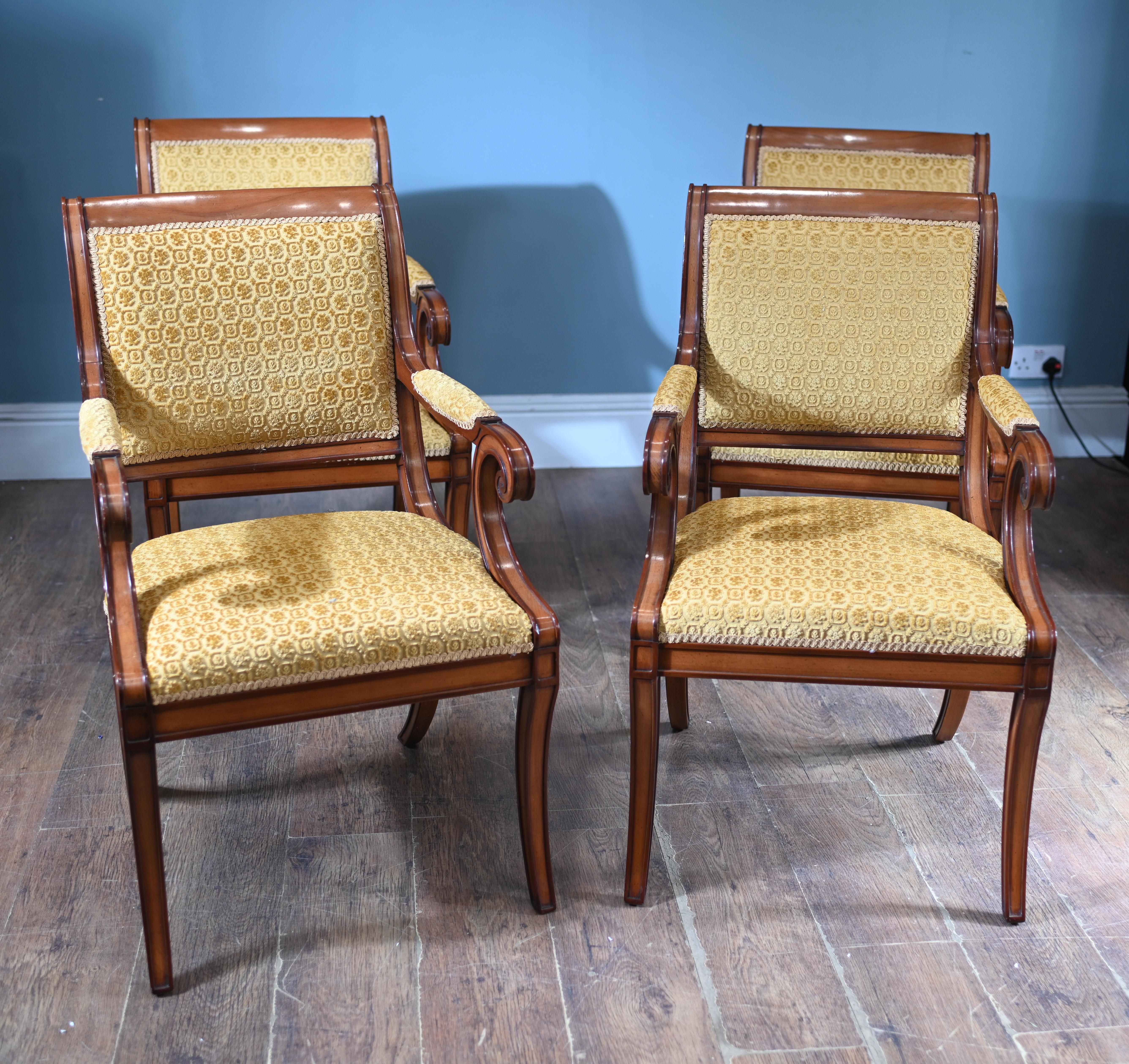 Stai visualizzando un elegante set di quattro sedie a braccioli Biedermeier
Telaio e Wood: Realizzato in mogano ricco e dai toni caldi con una finitura liscia e lucida, che mostra le venature fini caratteristiche dei mobili d'epoca di