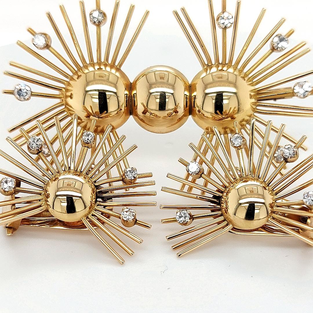 18kt Yellow Gold Set Brooch and Clip-On Earrings with Diamonds, 1940s

Elegant set with brooch and earrings in yellow gold with beautiful diamonds.

Beautiful and very nicely artisanaly made set.

Brooch:

Diamonds: together 0.70 Carat

Material: 18