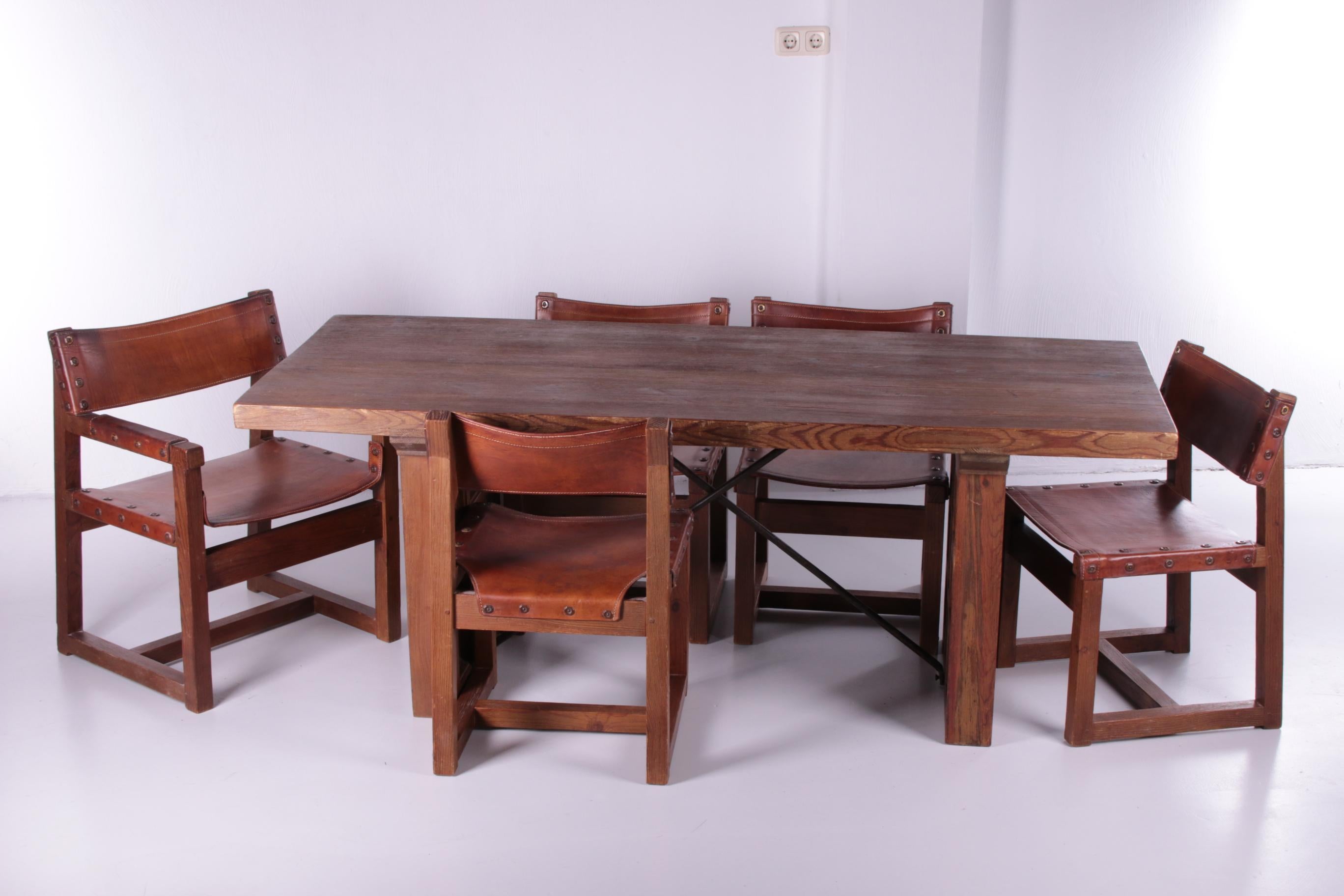 Set Brutalisch Spanish Dining room set 5 Biosca chairs with dining table, 1950

Biosca, set of five chairs, leather, pine, Spain, 50s

With beautiful original dining table

Sturdy chairs manufactured by the Spanish Biosca. Dim; Height 73cm