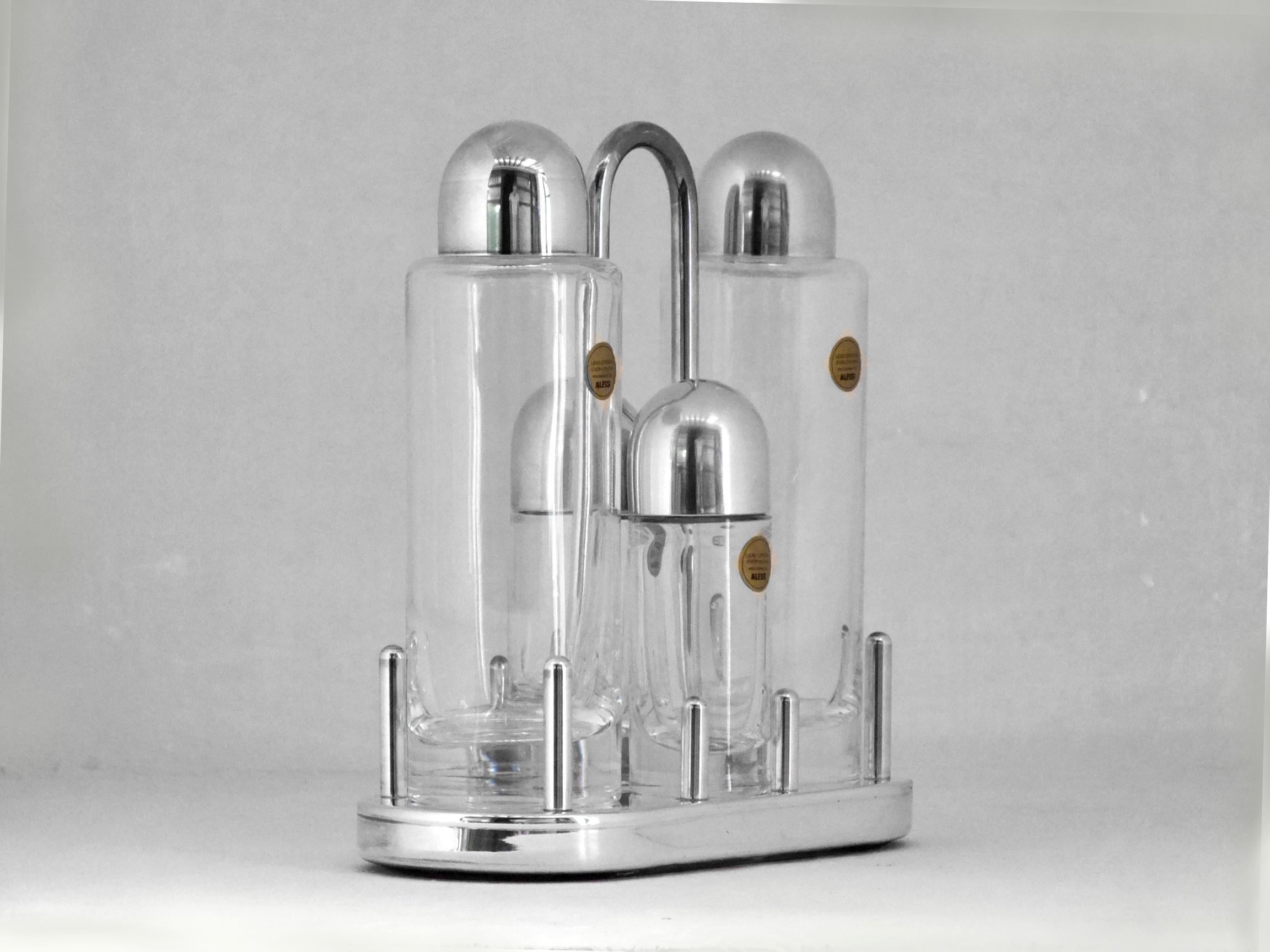  Diseñado por Ettore Sottsass para el Atelier Alessi y publicado en 1978, el juego de condimentos 