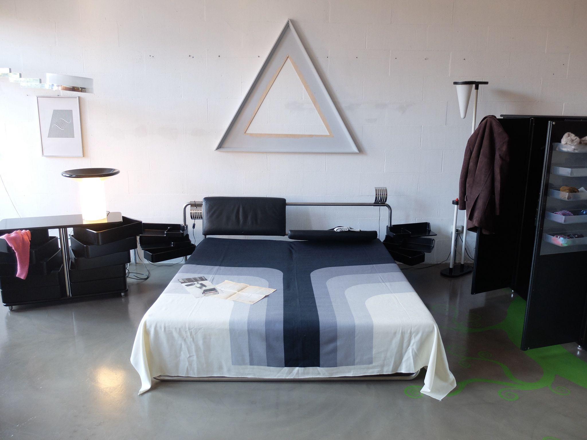 Camera Melissa disegnata da design Fabio Lencine per Ellisse, Italia, 1990 ca
Caméra Melissa / Design/One Fabio Lenci :  una proposta per l'habitat/notte in cui il disegno, le scelte dimensionali, i materiali, i colori l'essenzialità degli elementi