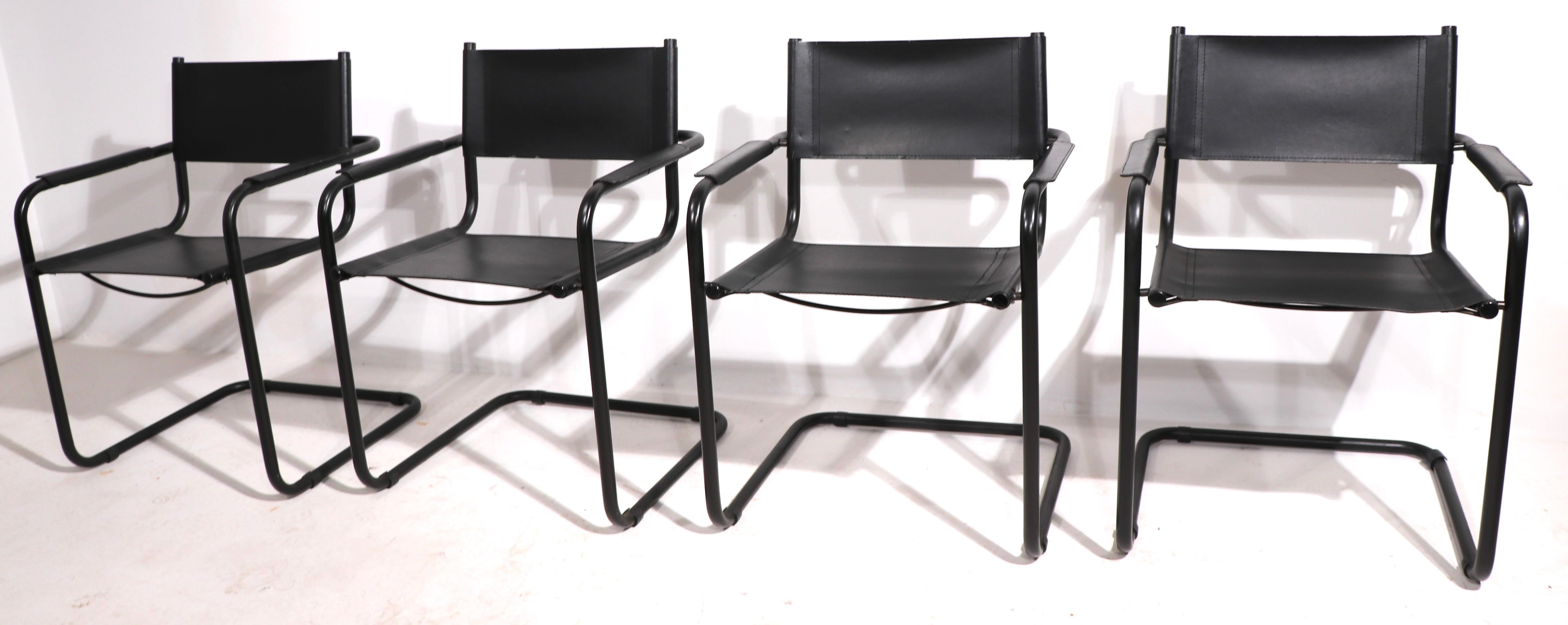 Superbe ensemble de quatre chaises de salle à manger conçues par Breuer en cuir noir avec des cadres tubulaires en métal noir en porte-à-faux. Ces versions classiques des années 1970 des originaux emblématiques du Bauhaus présentent la qualité