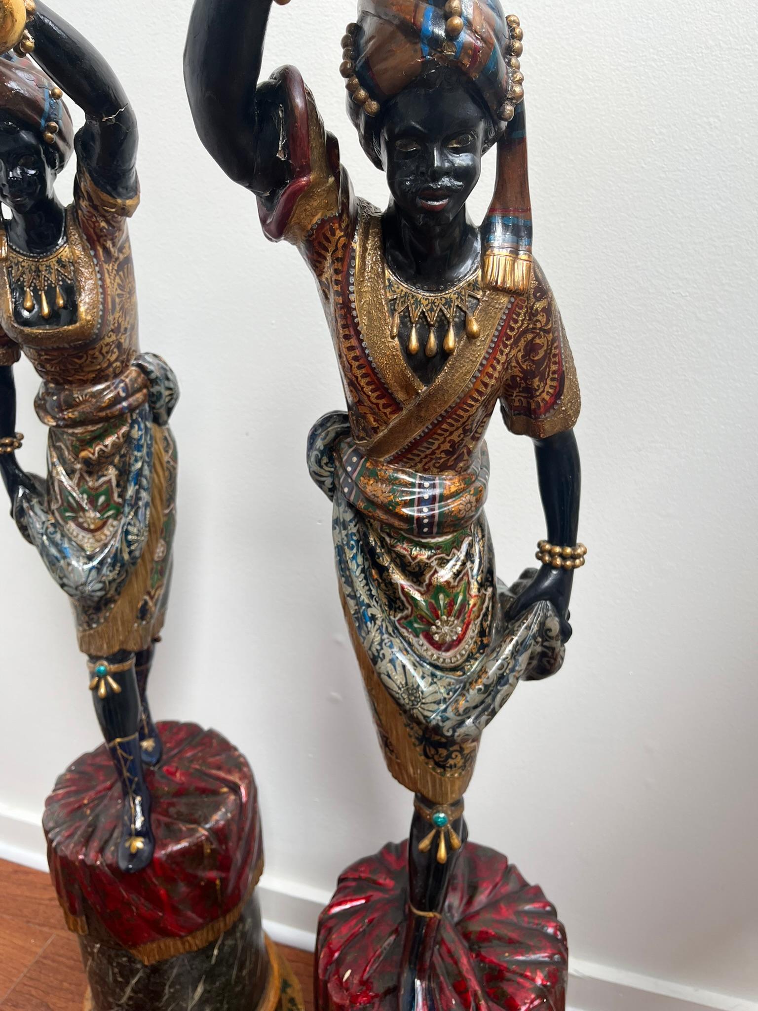 Geschnitzte italienische figurale Fackeln in aufwändigen türkischen orientalistischen Kostümen, Set im Angebot 2