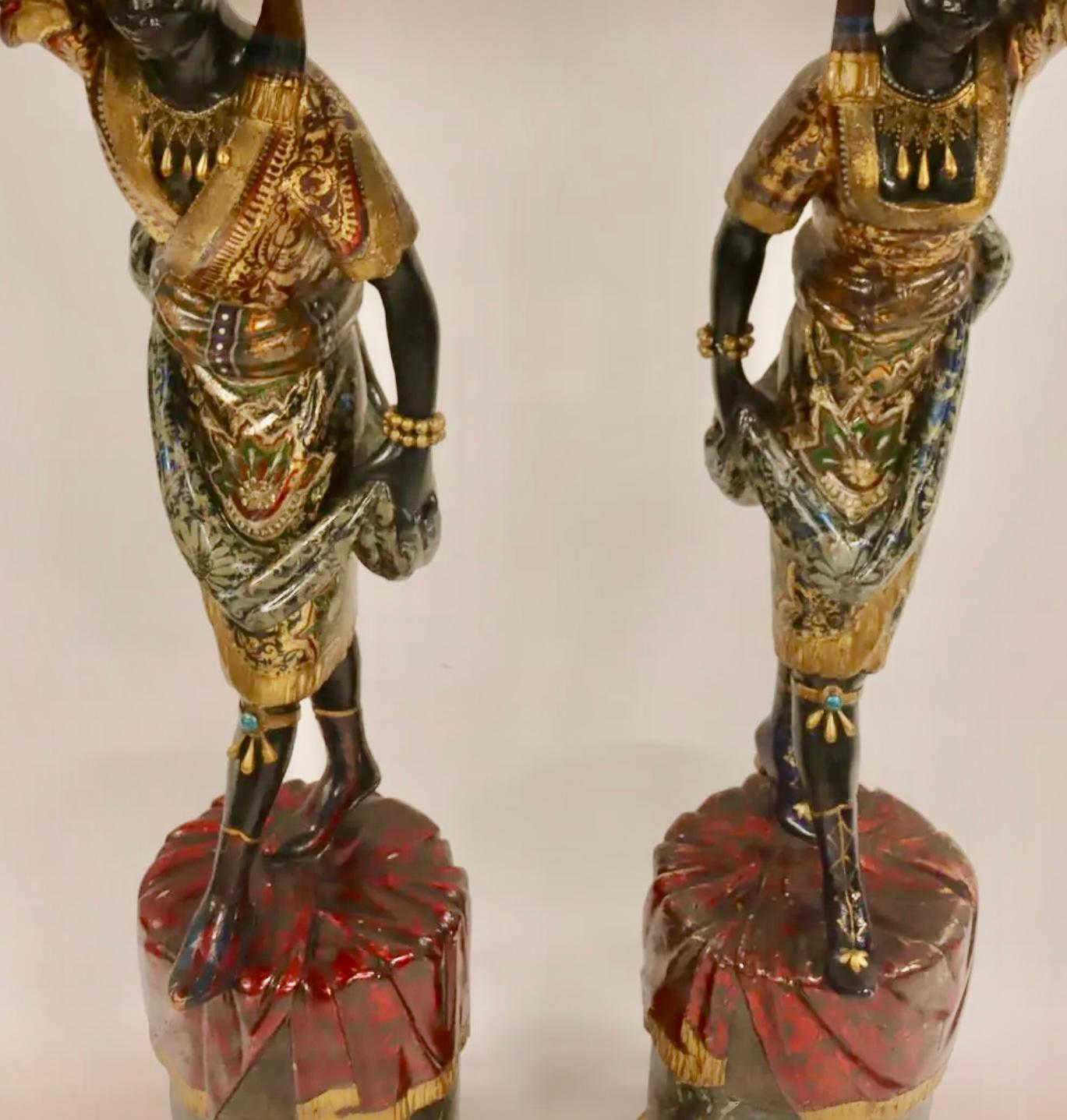 Geschnitzte italienische figurale Fackeln in aufwändigen türkischen orientalistischen Kostümen, Set im Angebot 8