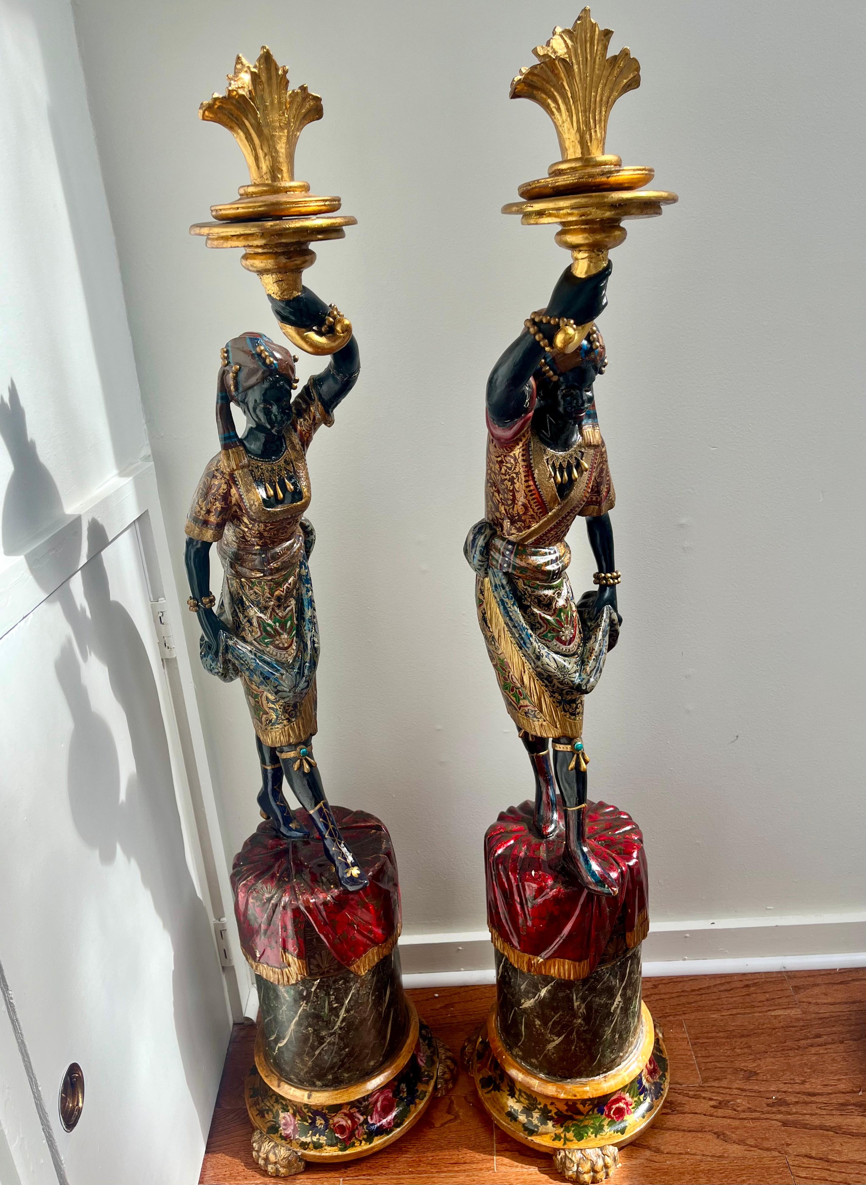 Geschnitzte figurale Figuren in aufwändiger und farbenfroher  orientalisches Gewand, typisch türkische Darstellung ( Türkei der Anfang des Orients  ), möglicherweise venezianischen Ursprungs.

Aus Holz geschnitzt und mit farbenfrohen, glasartigen