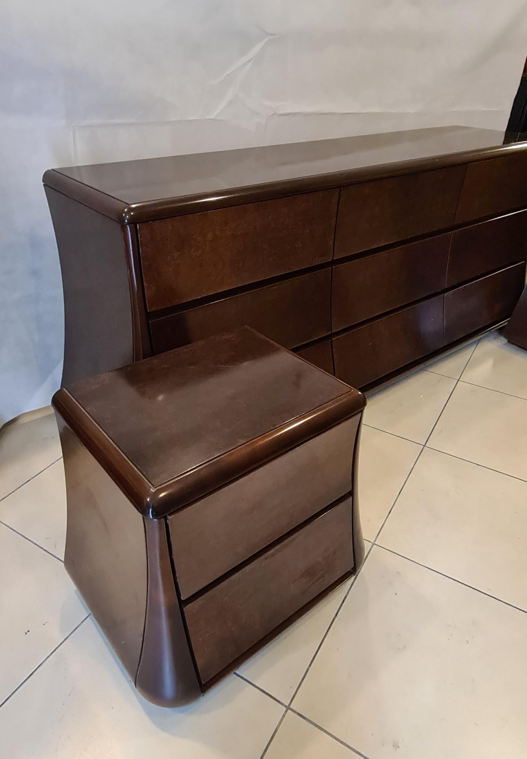 Luciano Frigerio's 1970s chest of drawers and bedside tables set In Good Condition In Torino, IT
