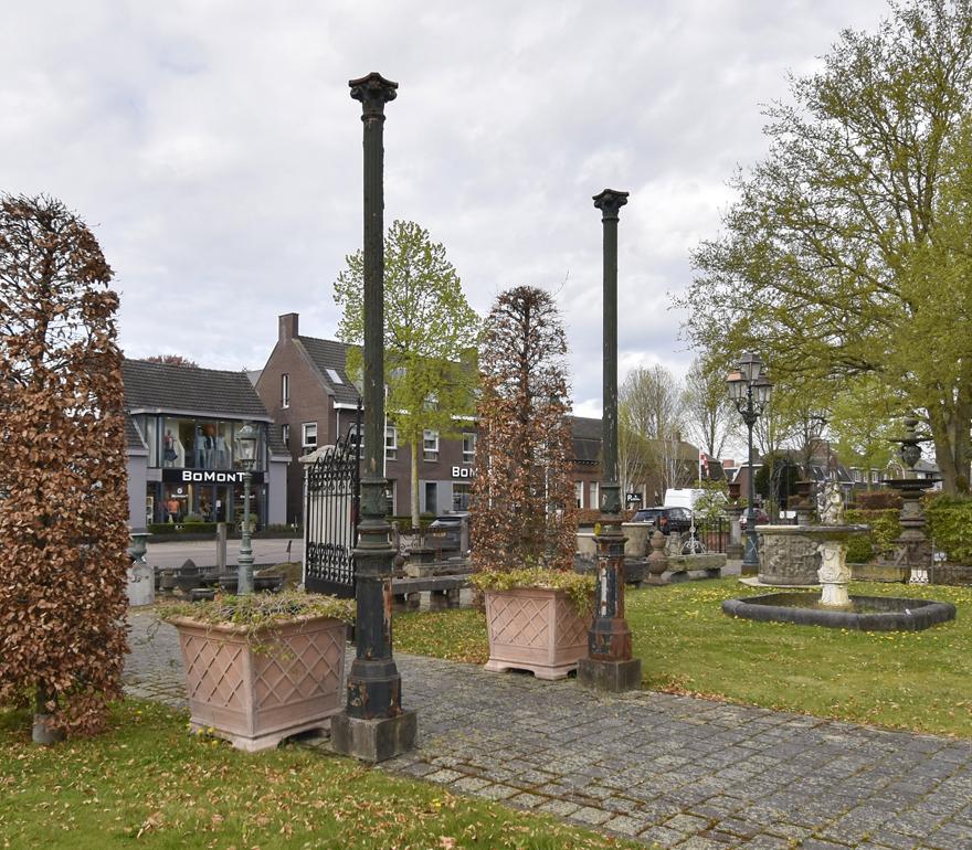 Jeu de poteaux en fonte État moyen - En vente à Udenhout, NL