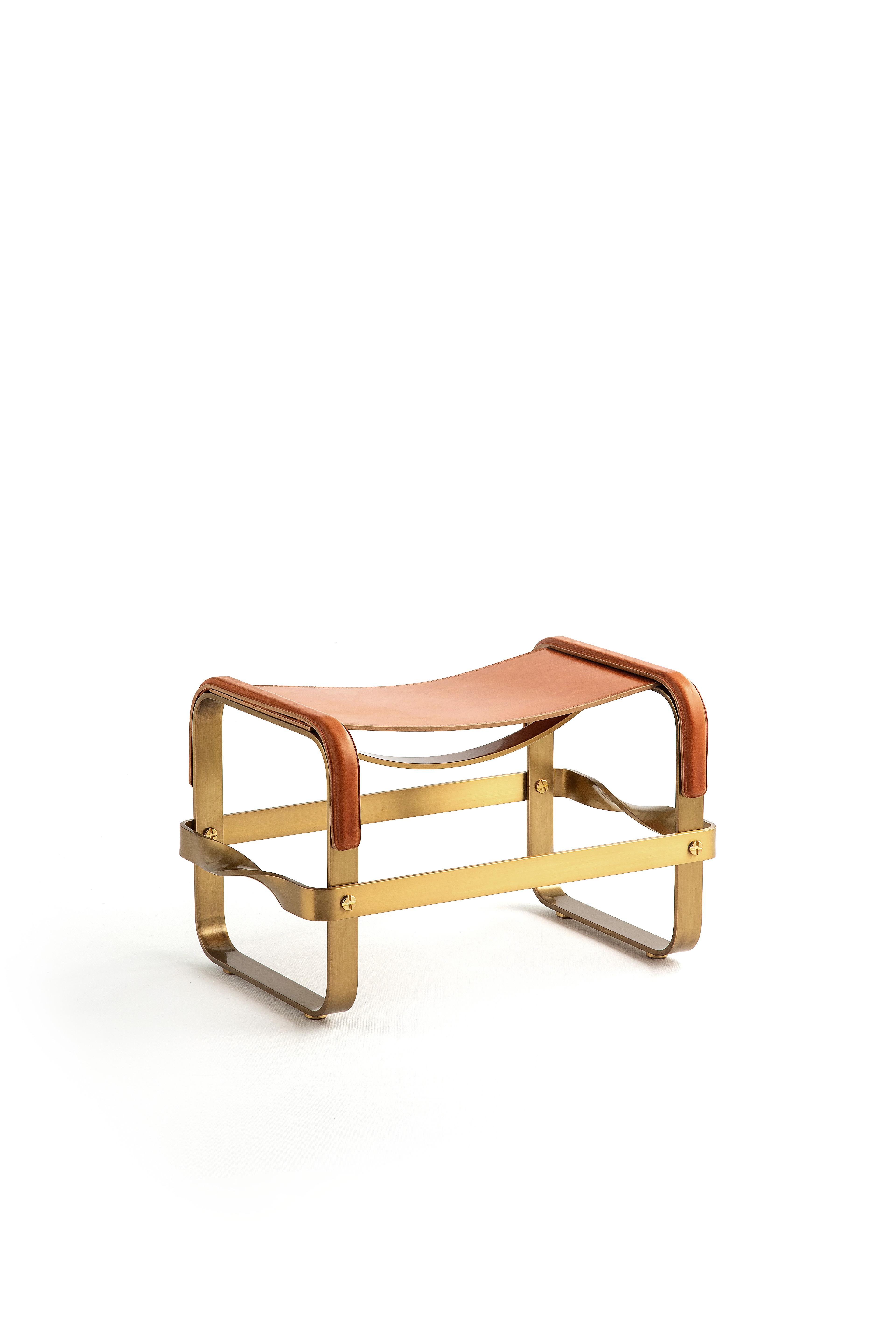 Set Artisan Chaise Lounge & Fußhocker Aged Brass Metall  & Naturfarbenes Leder (Moderne) im Angebot