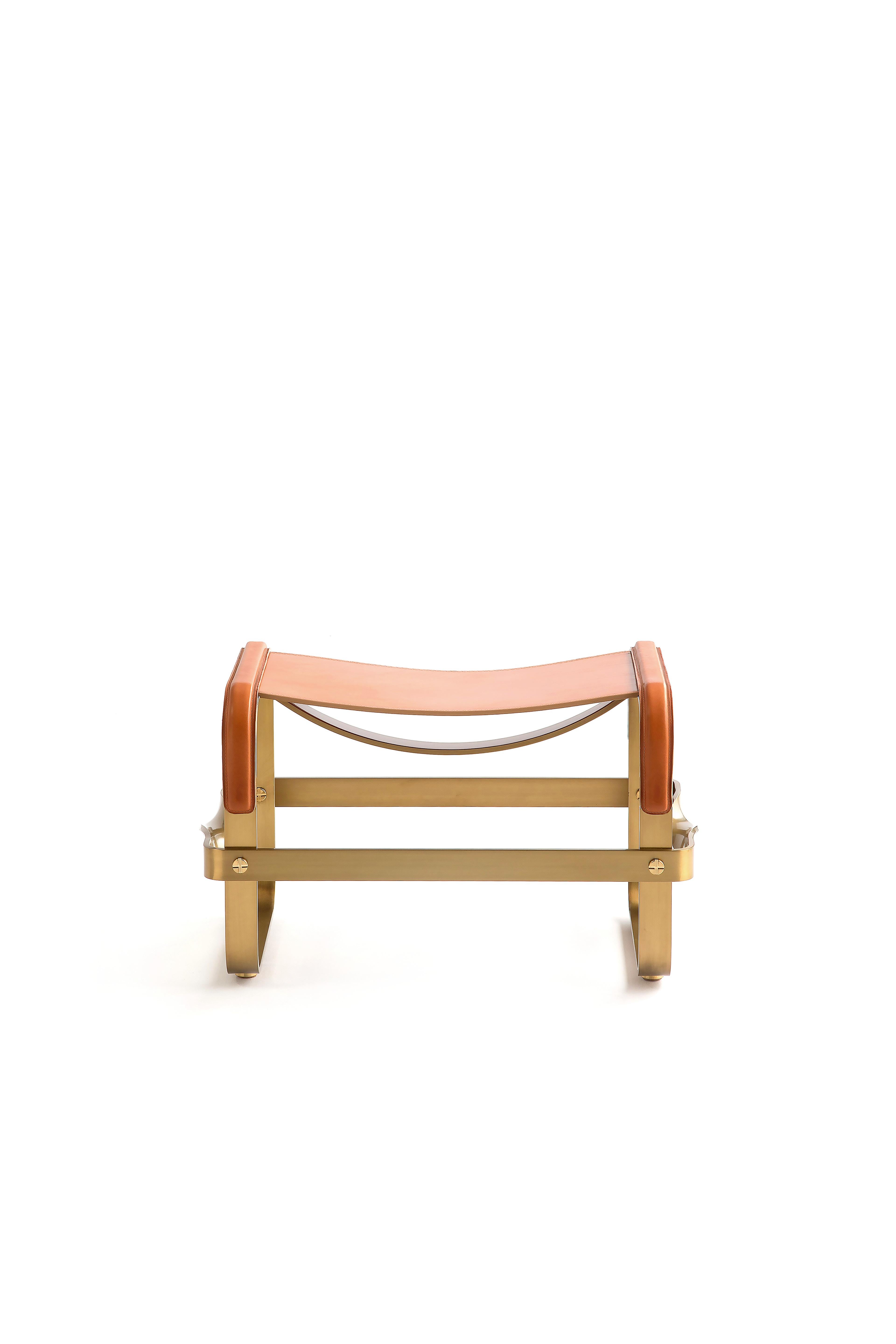 Set Artisan Chaise Lounge & Fußhocker Aged Brass Metall  & Naturfarbenes Leder (21. Jahrhundert und zeitgenössisch) im Angebot