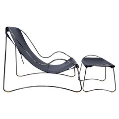 Chaise Longue y puf escultóricos hechos a mano Metal ahumado negro y cuero azul marino
