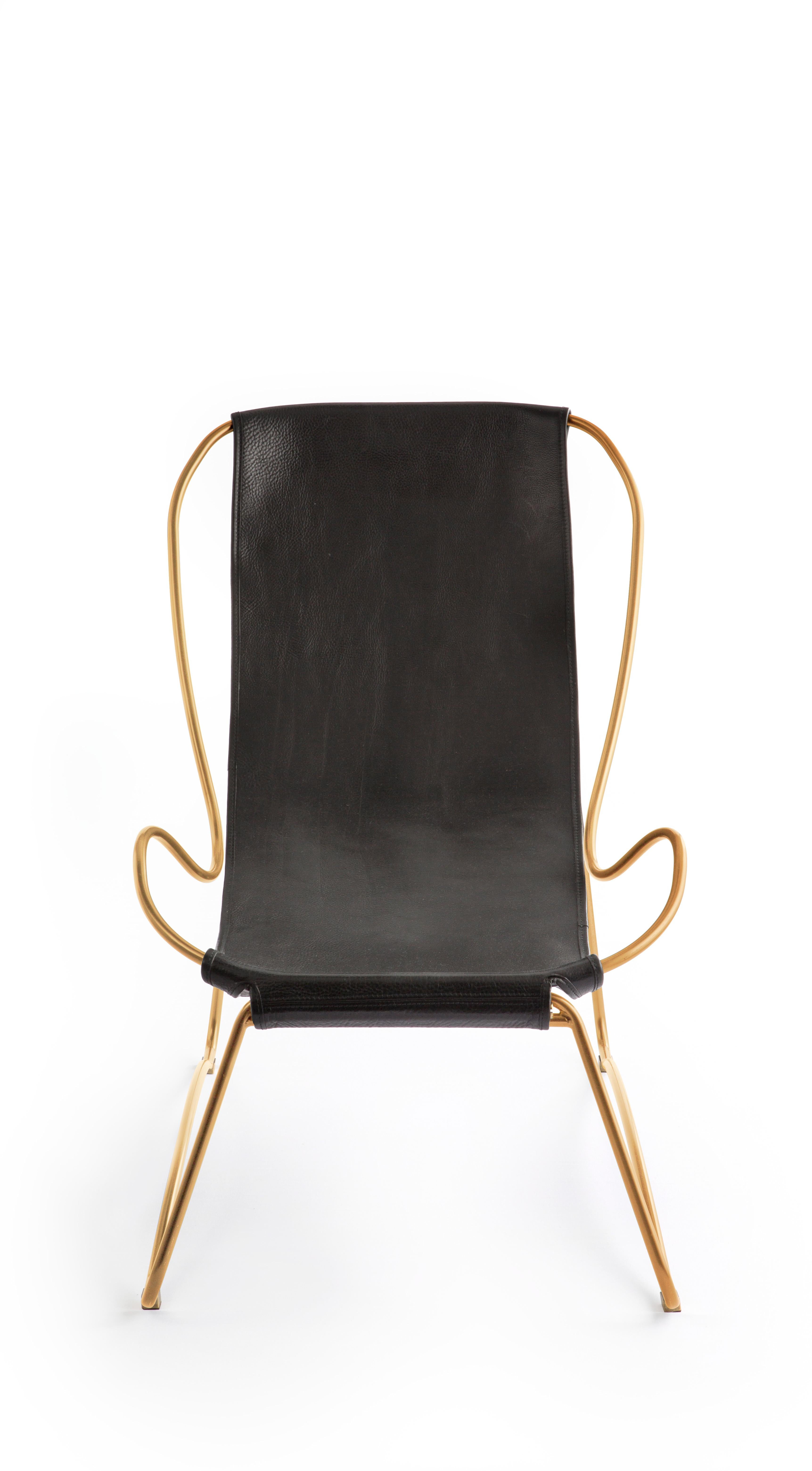 Die Hug Contemporary Chaiselongue und Ottomane ist mit einer leichten Ästhetik entworfen und konzipiert, die leichte Schwingung der Stahlstange von 16 / 12 mm wird durch die Flexibilität des doppelten 3,5 mm dicken Leders ergänzt. Wenn man in diesem