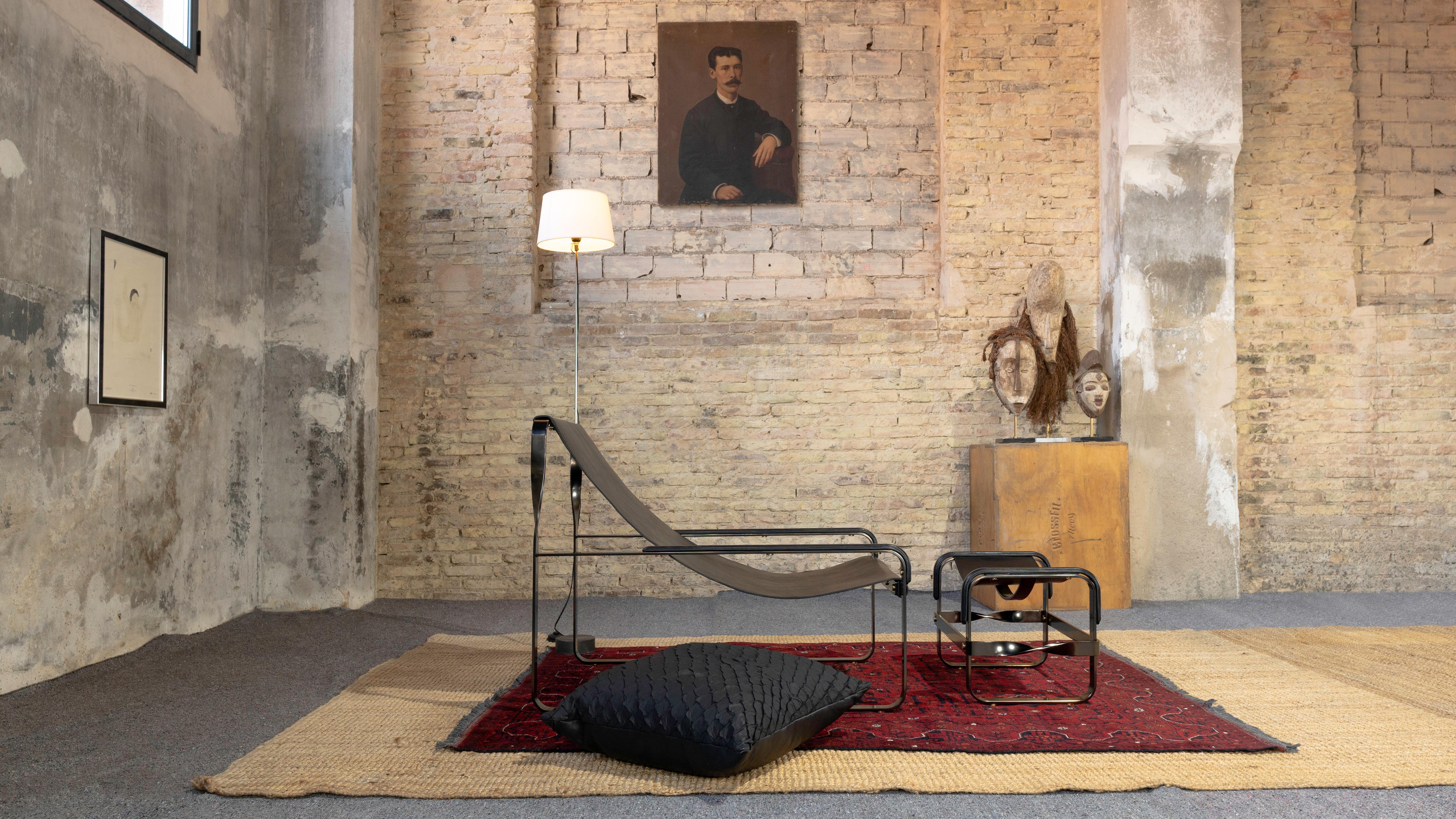 Contemporary Handmade Chaise Lounge & Ottoman Aged Brass Metal & Black Leather im Angebot 3